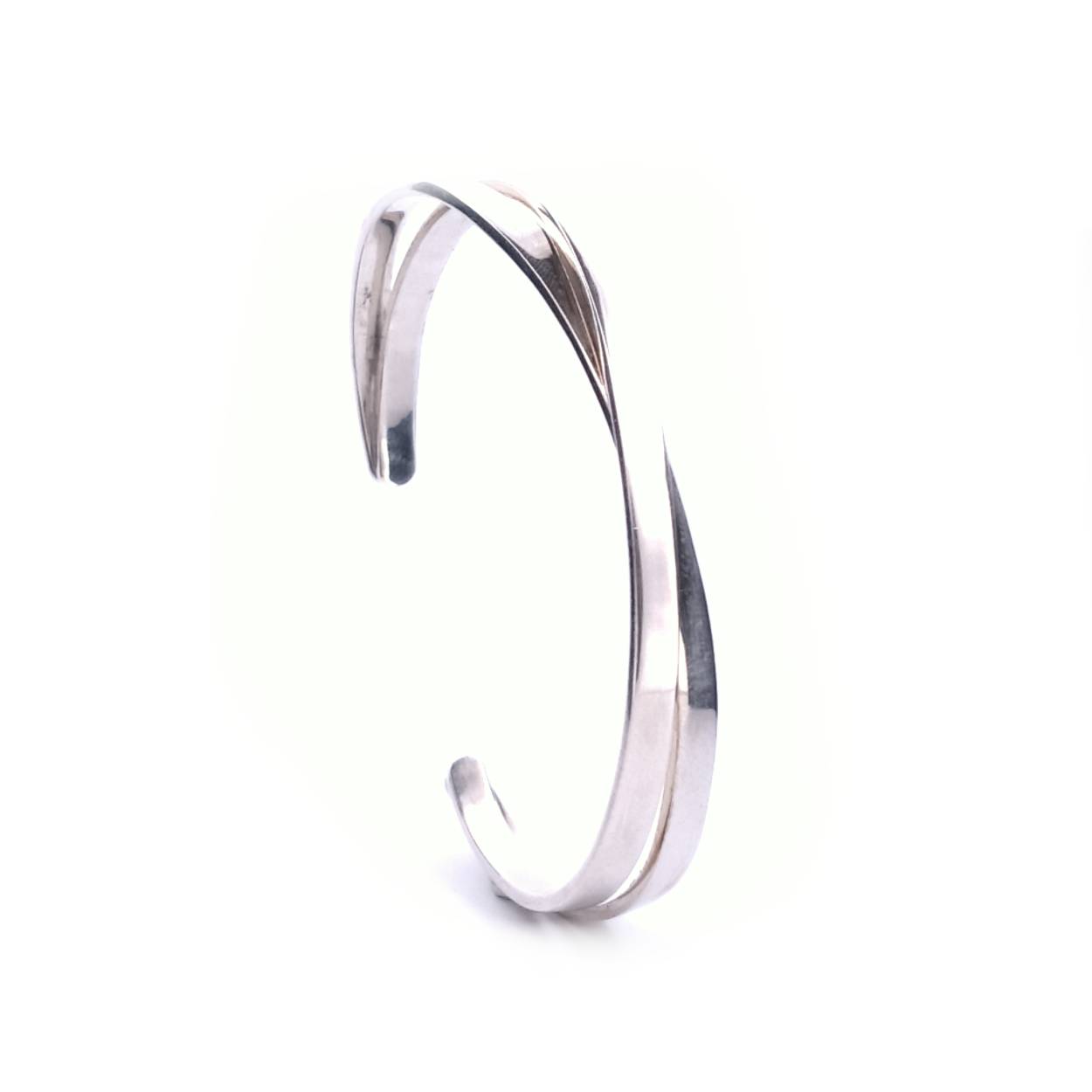 Sierlijke verfijnde armband van zilver. 

Sierlijke verfijnde draden laten deze ontwerpen voor zichzelf spreken. Met een letterlijke twist zijn deze sieraden goed draagbaar en makkelijk te combineren. Een energieke wikkel van sierlijkheid die jou laat stralen. Elk sieraad wordt met de hand gemaakt in ons eigen atelier en ontstaat spontaan op gevoel. Jouw Twist is dus altijd uniek.

Deze armband is makkelijk te dragen bij veel verschillende gelegenheden.


Maak een afspraak en kom deze sierlijke armband passen! Of bestel haar gelijk, dan sturen we deze mooi verpakt naar je toe.