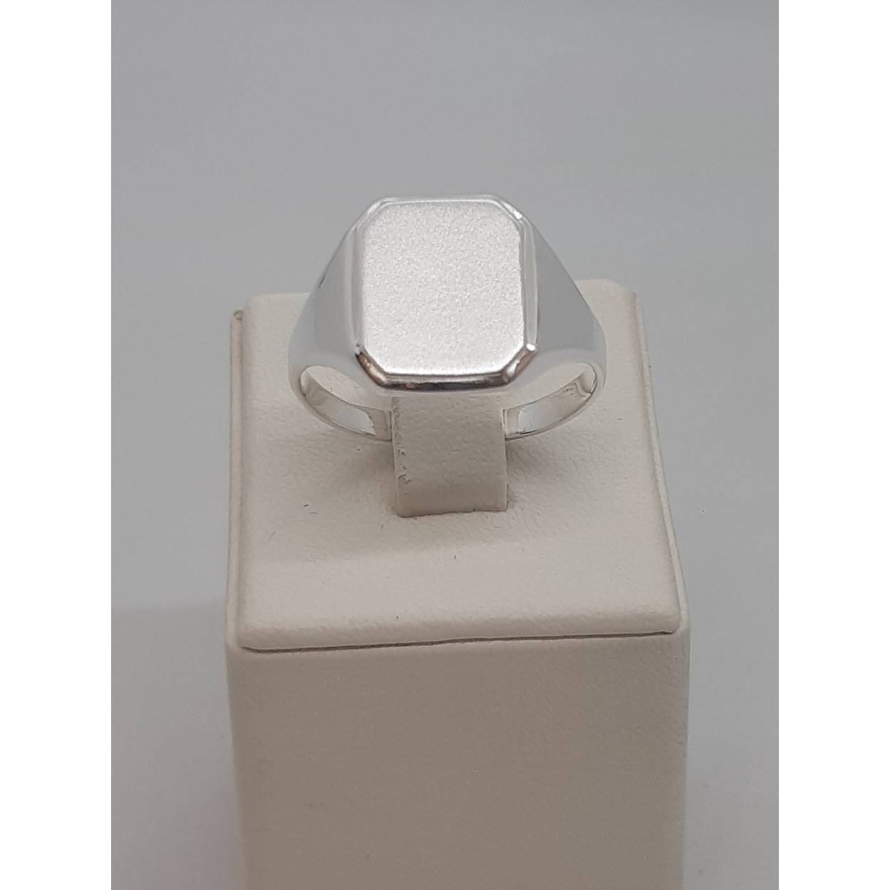 De zilveren herenring modelnummer BREA-RDL-0002465 is vervaardigd uit 925 sterling zilver en heeft een glanzende afwerking. De ring heeft een breedte van 12 mm, een diepte van 1,6 mm en is maat 57. De witte kleur voegt een verfijnde touch toe. Draag deze ring dagelijks voor een stijlvolle en elegante uitstraling.