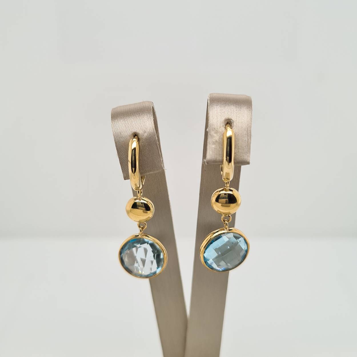 Prachtige 14 karaat gouden oorsieraden met blauw topaas. 