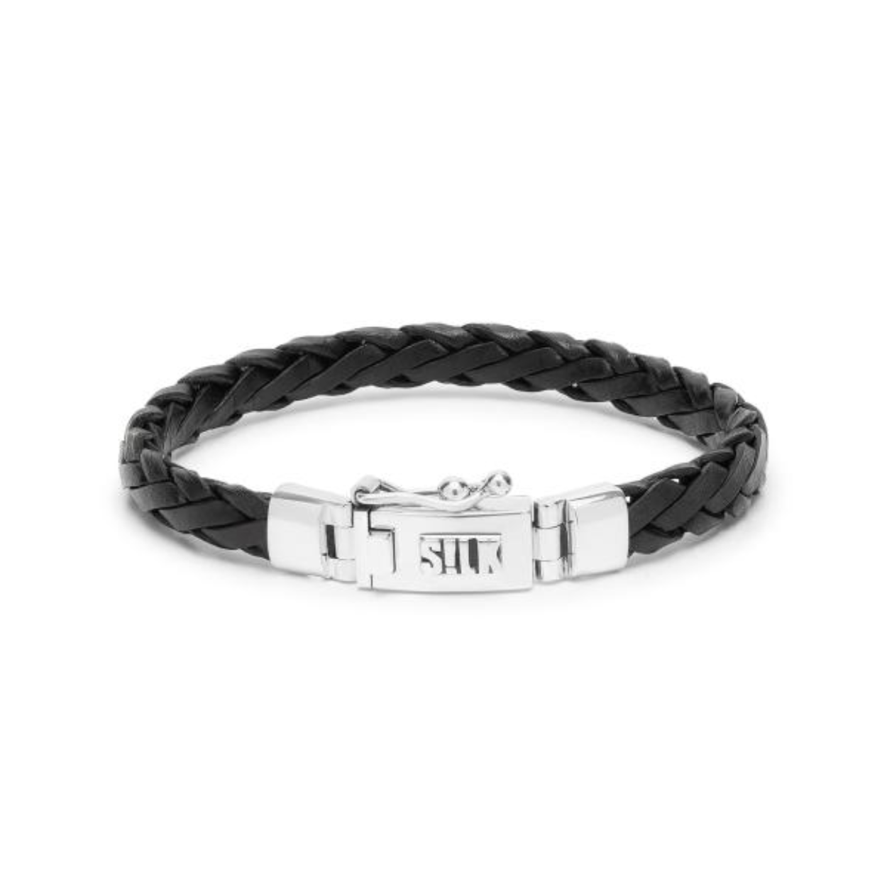 De 766BLK is een handgevlochten zwart leren armband van 8 mm breed, met een elegante zilveren sluiting. Verkrijgbaar in zwart en bruin leer, is deze armband met veel vakmanschap handmatig gelooid en gevlochten door onze ervaren SILK ambachtslieden, waardoor elk stuk uniek is. Dankzij het soepele leer valt de armband comfortabel om de pols en draagt deze prettig. De armband sluit met een stevig bakslot en biedt de mogelijkheid om een naam, geboortedatum, initialen of een symbool te graveren. Combineer deze leren armband met andere sieraden uit onze collectie voor een stijlvolle en veelzijdige look.