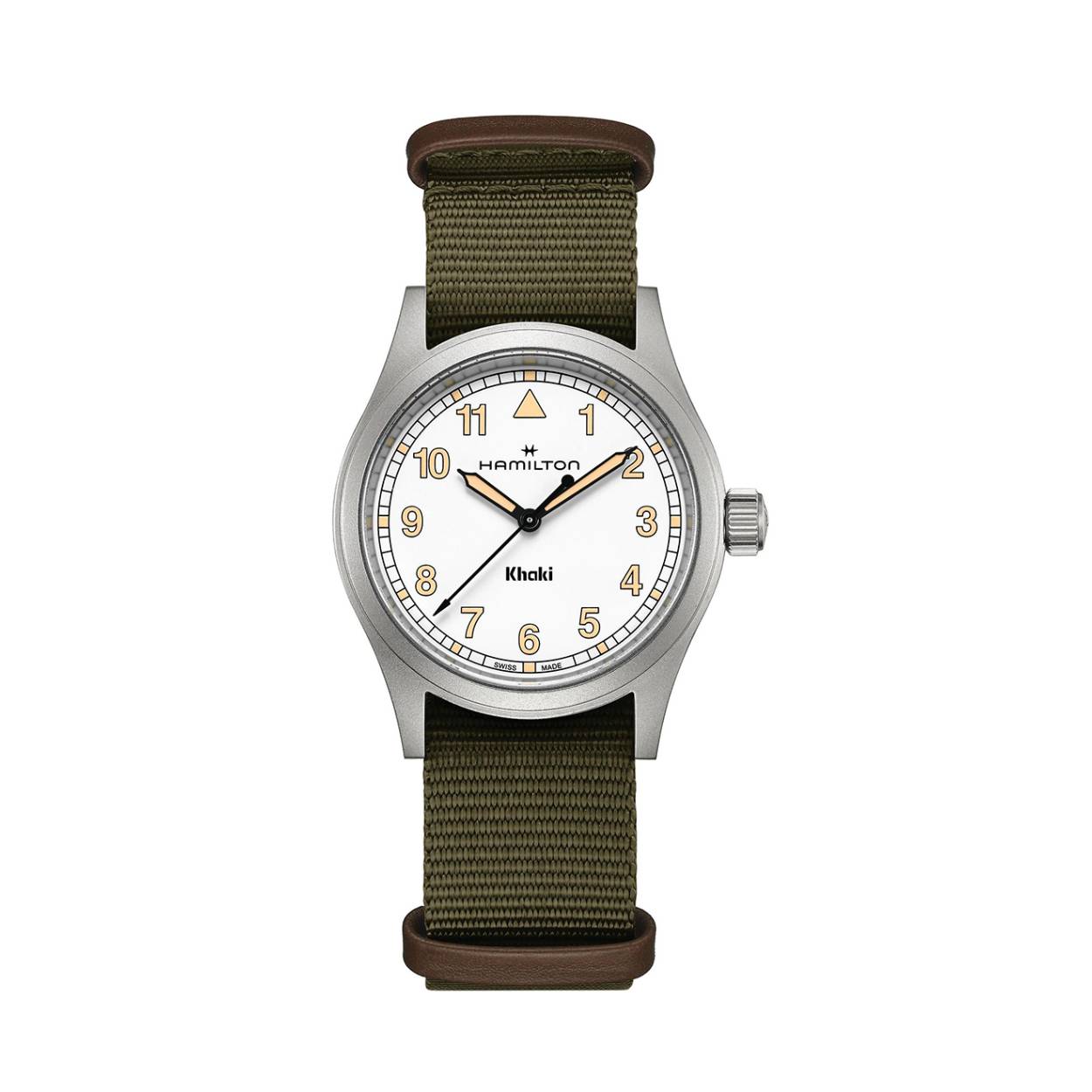 De Khaki Field Quartz geeft uitdrukking aan een terugkeer naar Hamiltons militaire erfgoed via eenvoud in het design. De wijzerplaat is voorzien van een heldere typografie, met rechtere Arabische cijfers en een minutenring met spoormotief. Het kleurenpalet is ingetogen, met een slanke witte wijzerplaat die geaccentueerd wordt door uurmarkeringen van Super-LumiNova® in de kleur oud radium. Het horloge wordt gecombineerd met een NATO-band van groen textiel en lussen van bruin leer - perfect voor uw volgende avontuur in het veld.