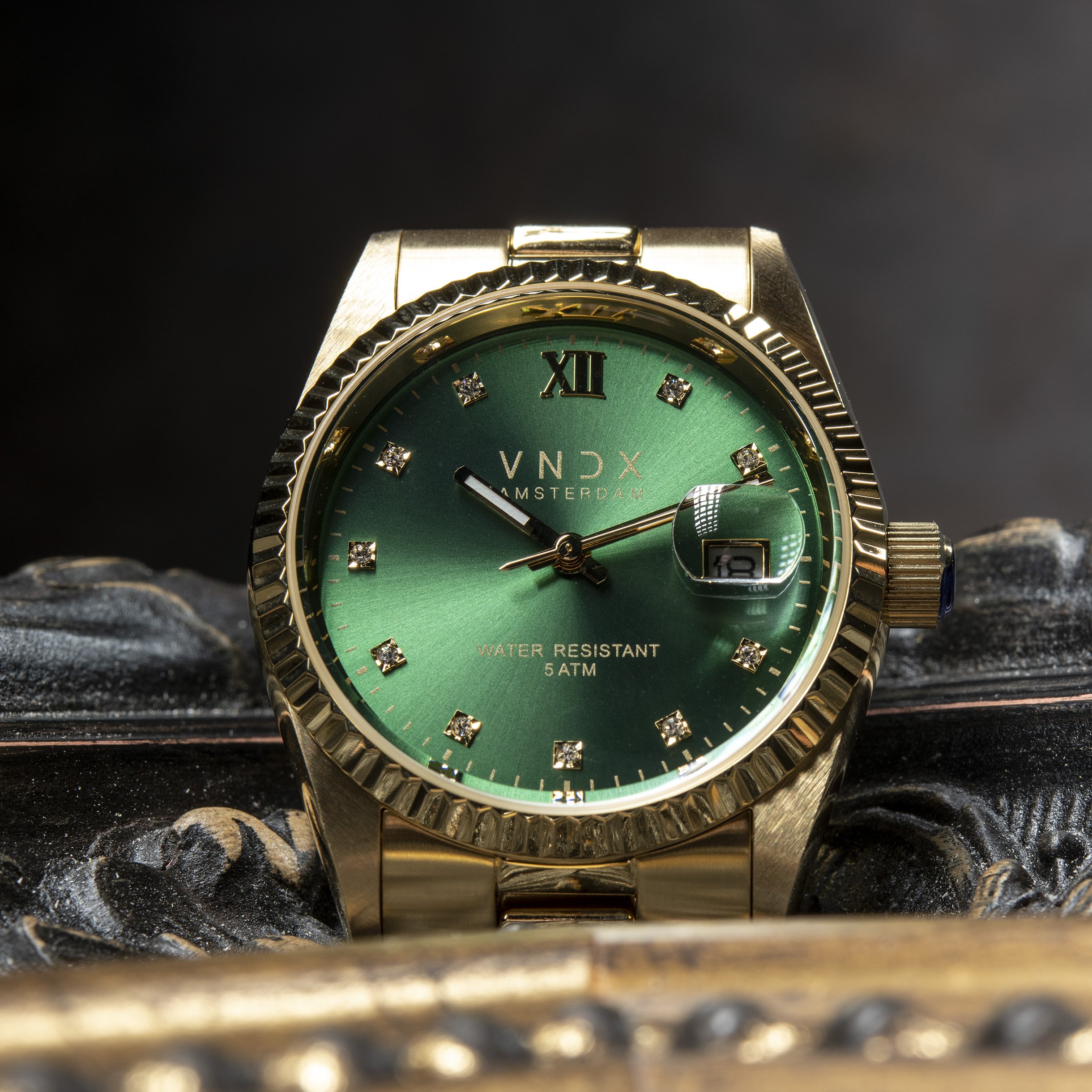 De Dare Devil Medium, het horloge dat tot in detail is gemaakt om perfect op je pols te vallen. De diameter van haar kast is 36 mm kwaliteit en daarmee de perfecte Medium. Met de gouden roestvrijstalen schakelband kun je de Dare Devil perfect aanpassen op jouw polsmaat, zo ben jij één met je horloge.

Haar elegante design zorgt ervoor dat je Dare Devil fungeert als een eyecatcher bij je outfit. Wanneer je haar van dichterbij ontdekt, zie je; “The Devil in the detail.” Haar sprankelende groene wijzerplaat is voorzien van een index met Swarovski steentjes. Zo ben jij een Dare Devil voorzien van de laatste trends. 

Ben jij een Dare Devil die houd van feestjes of nachtelijke avonturen, ook dan zal de Dare Devil het perfecte horloge voor je zijn. Jouw Dare Devil is voorzien van lichtgevende wijzers, die zorgen voor een “Glow in the dark” effect. Zo zorgt je Dare Devil ervoor dat jij Never too late bent!

Wees jezelf, Creer je eigen stijl en kies je eigen pad! Just be a Dare Devil, It’s Never Too Late!