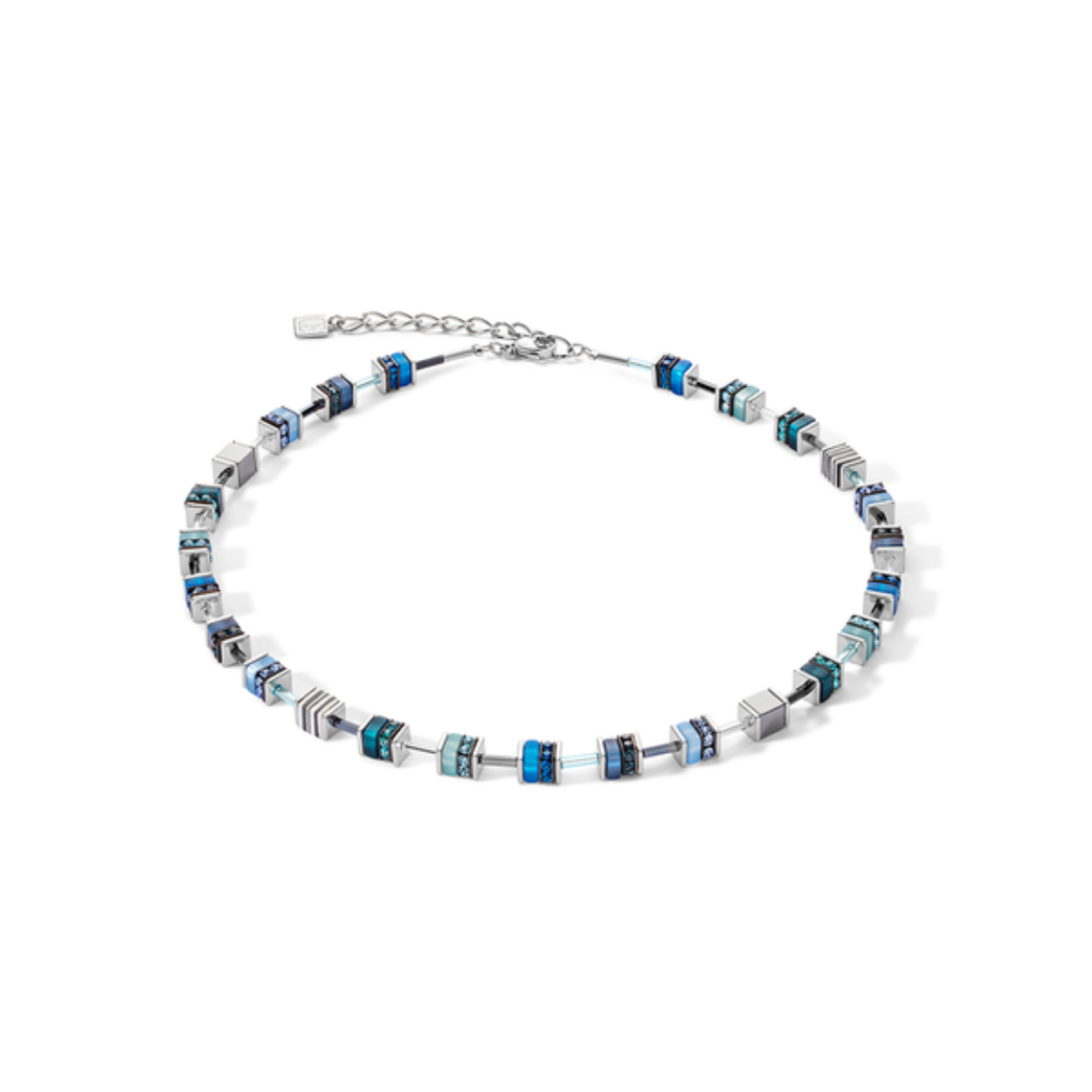 Roestvrijstalen ketting Blue uit de GeoCUBE collectie van Coeur de Lion, handgeregen in Duitsland, nieuw in geschenkverpakking. De ketting is geregen met blokjes in een prachtige, diepe kleur blauw, met kristallen en strassrondellen en zilverkleurige roestvrijstalen vierkante schijfjes. Het collier heeft en draaglengte van 41 tot en met 47 cm, dikte van de blokjes is 0,8 cm. 

Bijpassend armband en oorbellen zijn ook verkrijgbaar, bestel de hele set met korting om je look compleet te maken! 