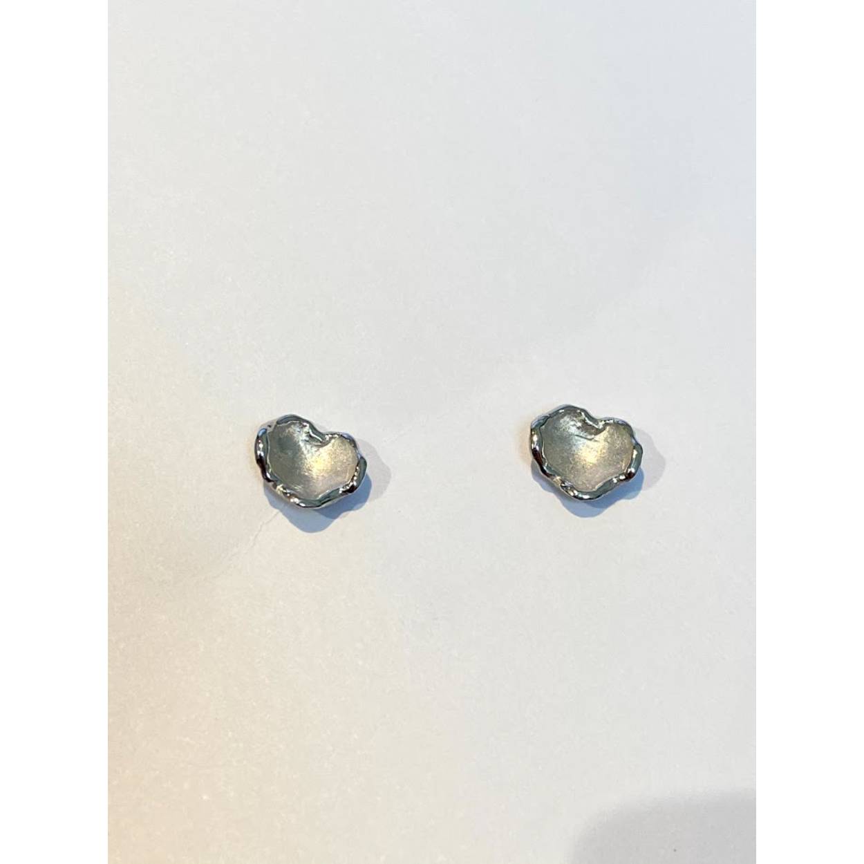 Handgemaakte oorbellen met matte accenten en Zirkonium.
