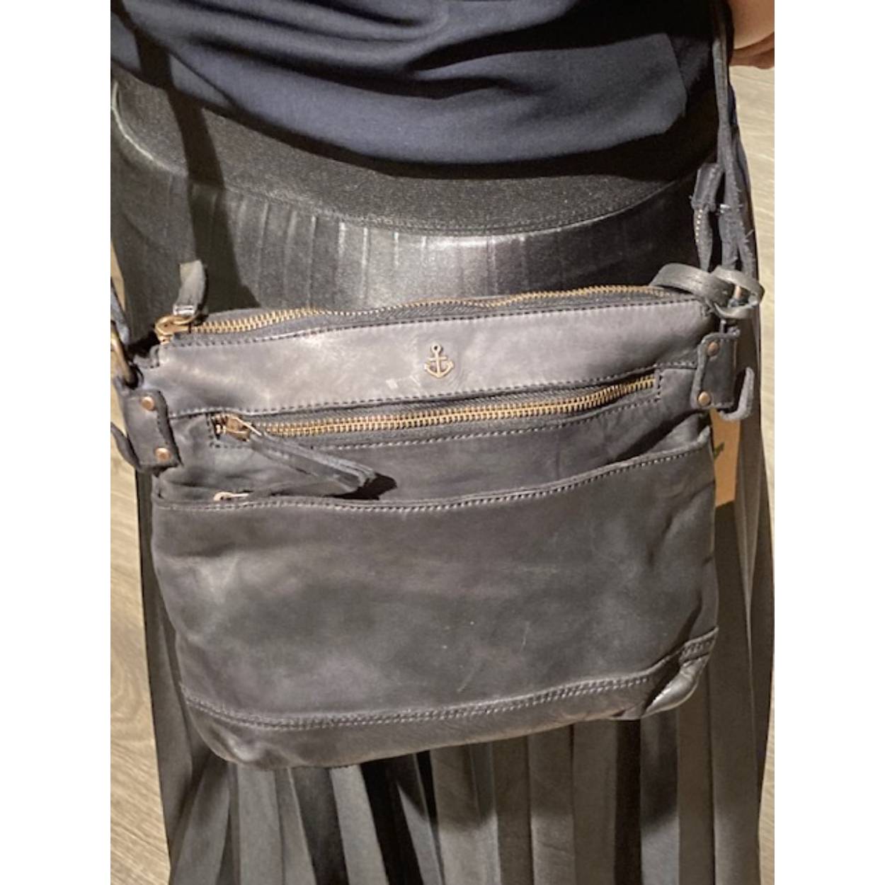 Mooi formaat schoudertas in de kleur Denim welke is voorzien van twee ritsen aan de voorzijde. Eveneens een rits aan de achterkant. Onder de toprits zit een zwarte voering met extra ritsvak en een handig steekvak voor uw telefoon.
De verstelbare schouderriem maakt het mogelijk de tas kort en lang te dragen.

Afmetingen:
Hoogte 24cm x breed 27cm x diep 4cm