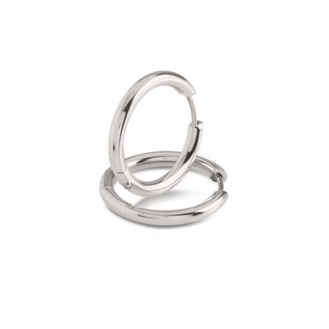 Boccia Titanium 05072-01 Oorringen
Deze unieke titanium oorbellen van Boccia Titanium is een mooie toevoeging aan je sieradencollectie! Wat deze oorringen uniek maakt, is dat ze een klapsluiting hebben. Combineer de oorringen met de bijpassende sieraden voor een complete look. De doorsnee is 23mm

HET MERK
Boccia Titanium is het titanium merk van Nederland, dat zijn oorsprong in Duitsland vindt en is opgericht in het jaar 1992. Ontwikkeld door internationale ontwerpers. Alle titanium componenten van de BOCCIA TITANIUM collectie zijn gemaakt van 99,7% puur titanium; het bijzondere materiaal. Het is licht in gewicht, neemt de temperatuur van de huid aan en is zeer huidvriendelijk. Bovendien is het corrosie- en temperatuurbestendig.

SPECIFICATIES
- Oorringen 
- Puur titanium
- Zilverkleurig
- 23mm