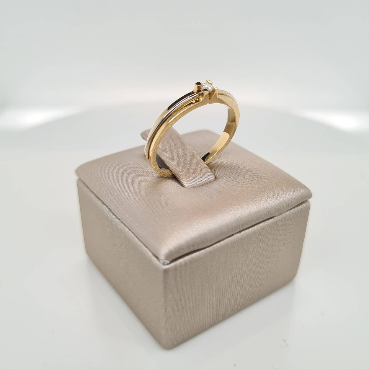 Prachtige 14krt bicolor gouden ring met diamant, 0,05crt E Si. De maat van de ring is 55 (17,5). Heeft u een andere maat, neem dan gerust contact met ons op.