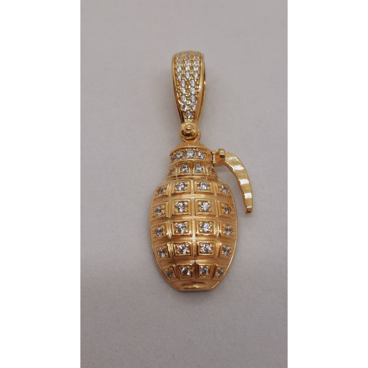 Deze prachtige 14kt gouden granaathanger, modelnummer BREA-RDL-0004044, is gemaakt van hoogwaardig goud en heeft een glanzende afwerking. Met een hoogte van 41mm en een breedte van 17mm, weegt het 7,9 gram. De gouden kleur maakt het een elegant sieraad. Het is perfect te dragen aan een ketting voor elke speciale gelegenheid.