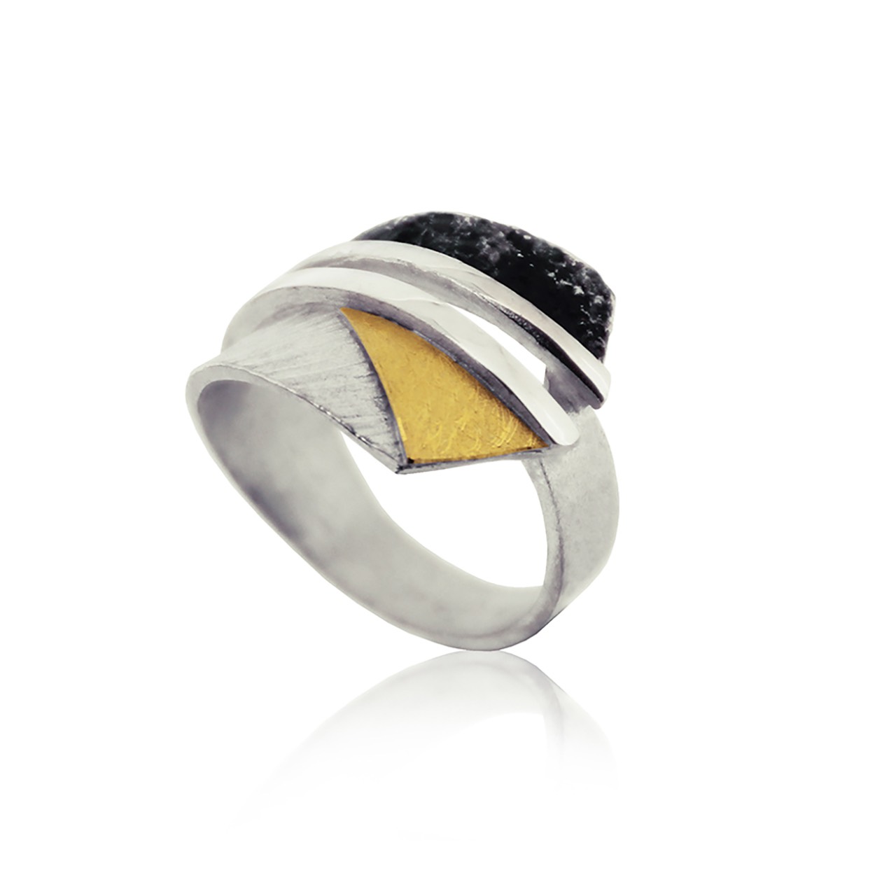 Ring van zilver, geoxideerd zilver en goud (18kt)