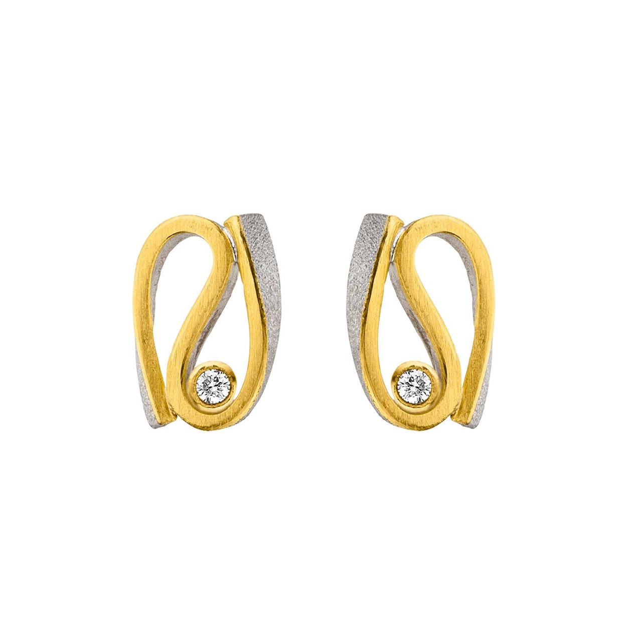 De handgemaakte design sieraden van MANU SCHMUCK zijn stuk voor stuk iconen waarmee de drager zijn persoon onderstreept. Een bijzondere edelmetalen en contrastrijke combinaties kenmerken MANU.