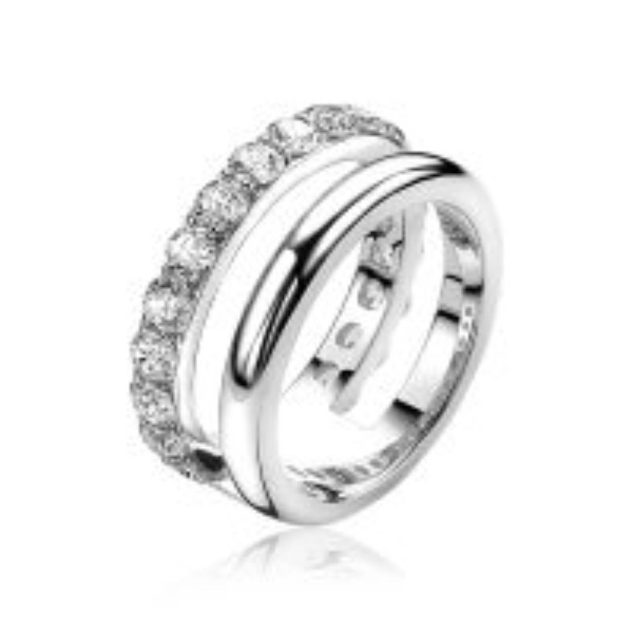 ZINZI zilveren duo ring, waarbij twee ringen met elkaar verbonden zijn. Tussen de ringen is ruimte gelaten, zodat een trendy look aan de vinger ontstaat. De ene ring is glad en de andere ring bezet met witte zirconia's. Het gevoel van één ring om je vinger, maar de uitstraling van twee ringen. Voor een maximaal effect. De ring is vervaardigd van eerste gehalte zilver (925) en met extra rodiumlaag voor mooie glans.