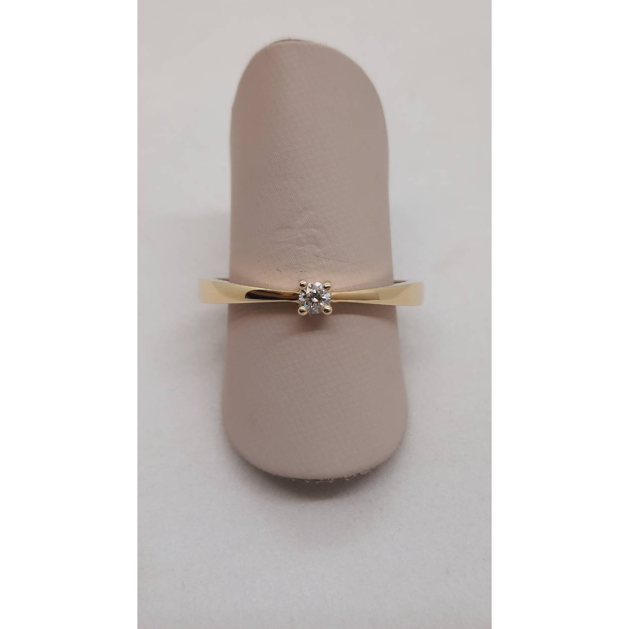 De verlovingsring met modelnummer BREA-0004015 is een prachtige gouden ring van 14-karaat, voorzien van een briljantgeslepen diamant van 0,06 karaat met SI1 zuiverheid en F-kleur. De ring is maat 54 en heeft een glanzende afwerking. Draag deze elegante ring dagelijks als symbool van liefde en toewijding, perfect voor elke speciale gelegenheid.