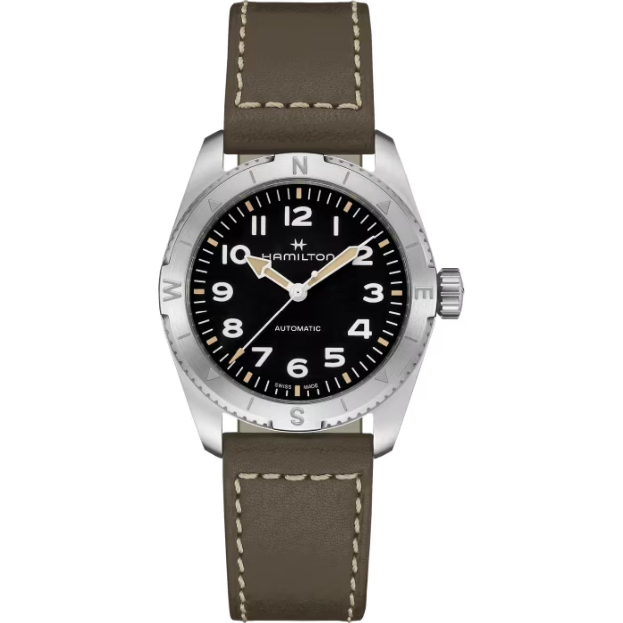 Automatic | 37mm | H70225830

Maak u klaar voor het ruige buitenleven met de Khaki Field Expedition, een all-terrain avonturenhorloge met een kompasdesign waarmee u met behulp van de zon overal naartoe kunt navigeren. Dit horloge, met zijn behuizing in een roestvrijstalen kast van 37 mm en een groen lederen band, is voorzien van een schroefbare kroon om het uurwerk onder alle weersomstandigheden te beschermen. De robuuste Khaki Field Expedition heeft een zwarte, getextureerde wijzerplaat met een Super-LumiNova®-coating voor optimale leesbaarheid.