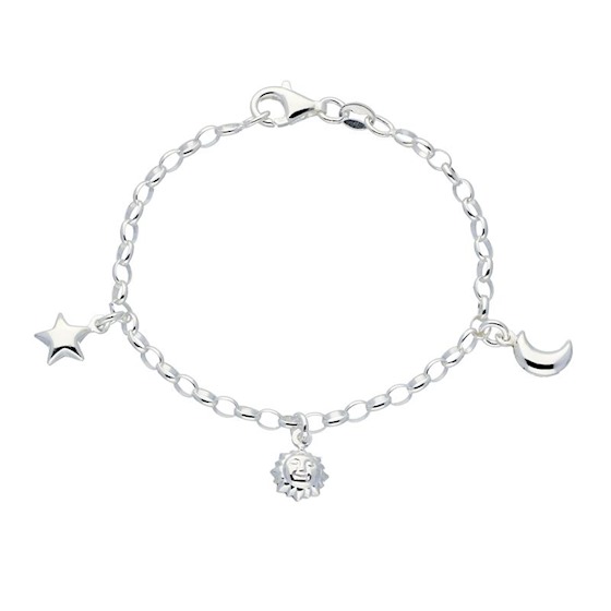 Zilveren bedelarmband met jasseron schakel. Aan de armband zitten drie bedels: een ster, een hart en een maan.
