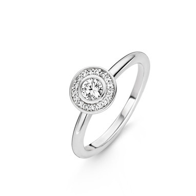 Zilveren Ti Sento Milano klassieke rozetring in een modern jasje. De ring heeft een schitterende zirkonia in het midden en een rand van kleine zirkonia’s er om heen.