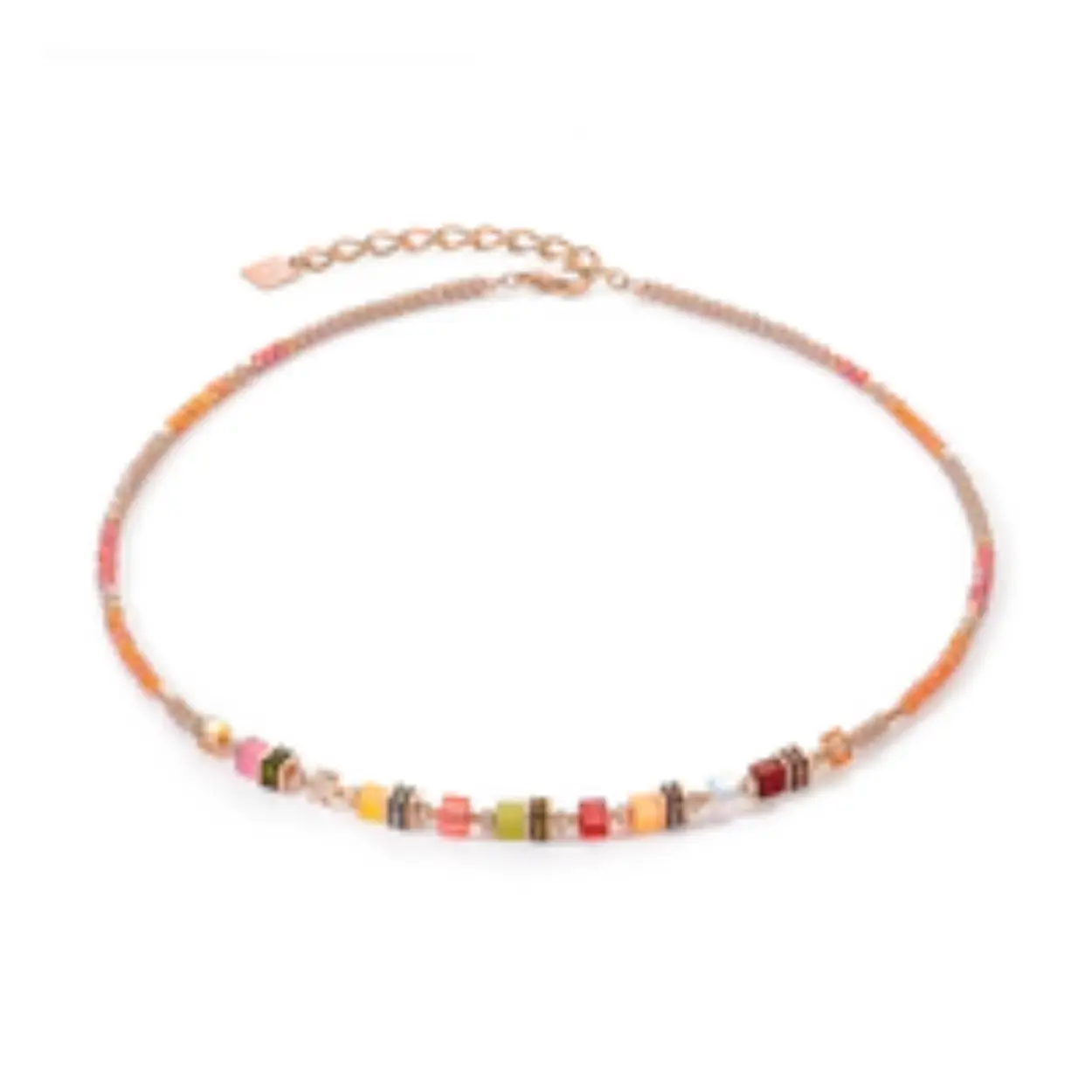 Dit prachtige collier in de prachtige kleuren zal elke outfit een lift geven. Een roségouden creatie met delicate GeoCUBE®-elementen, kralen en glinsterende kristallen.