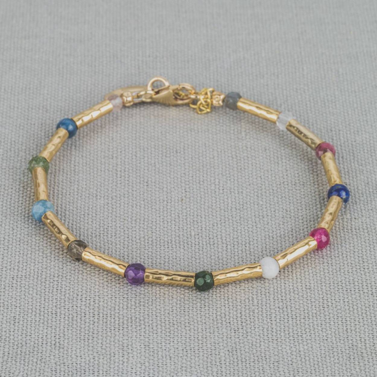 Armband gemaakt van Goldfilled buisjes in combinatie met verschillende edelstenen in de kleuren van de regenboog! Draag deze armband samen met het bijpassende collier voor een complete look.