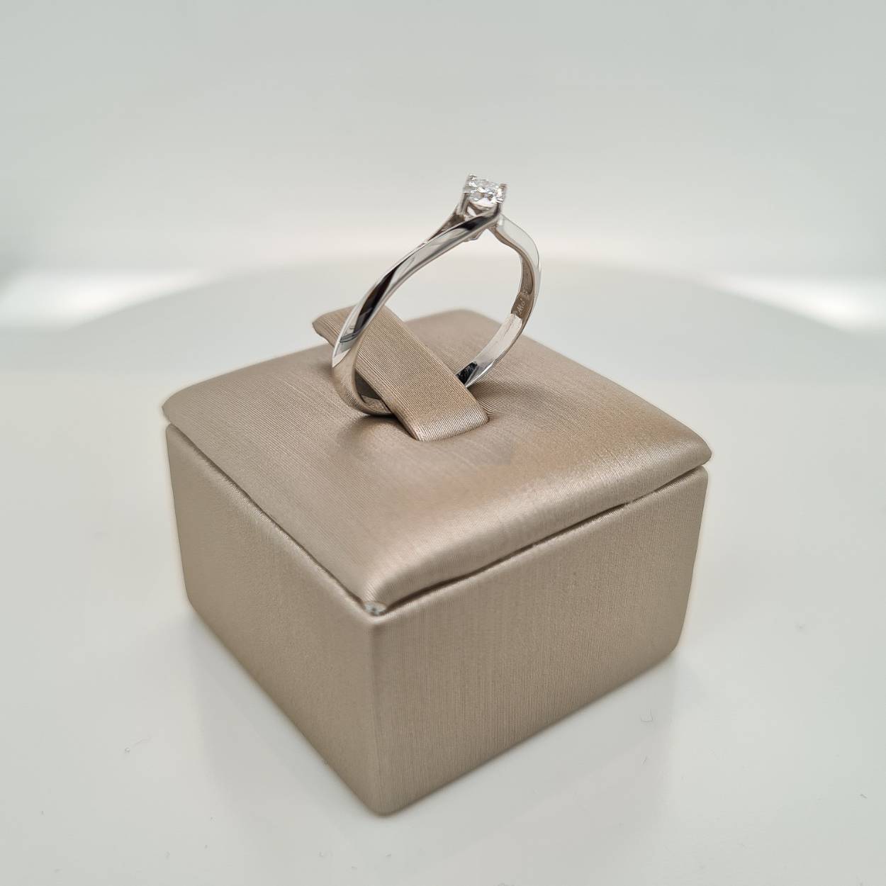 Prachtige 14krt witgouden R&C Diamonds Eloise solitaire ring met diamant, 0,15crt P1 H. 

De maat van de ring is 55 (17,5). Heeft u een andere maat, neem dan gerust contact met ons op.