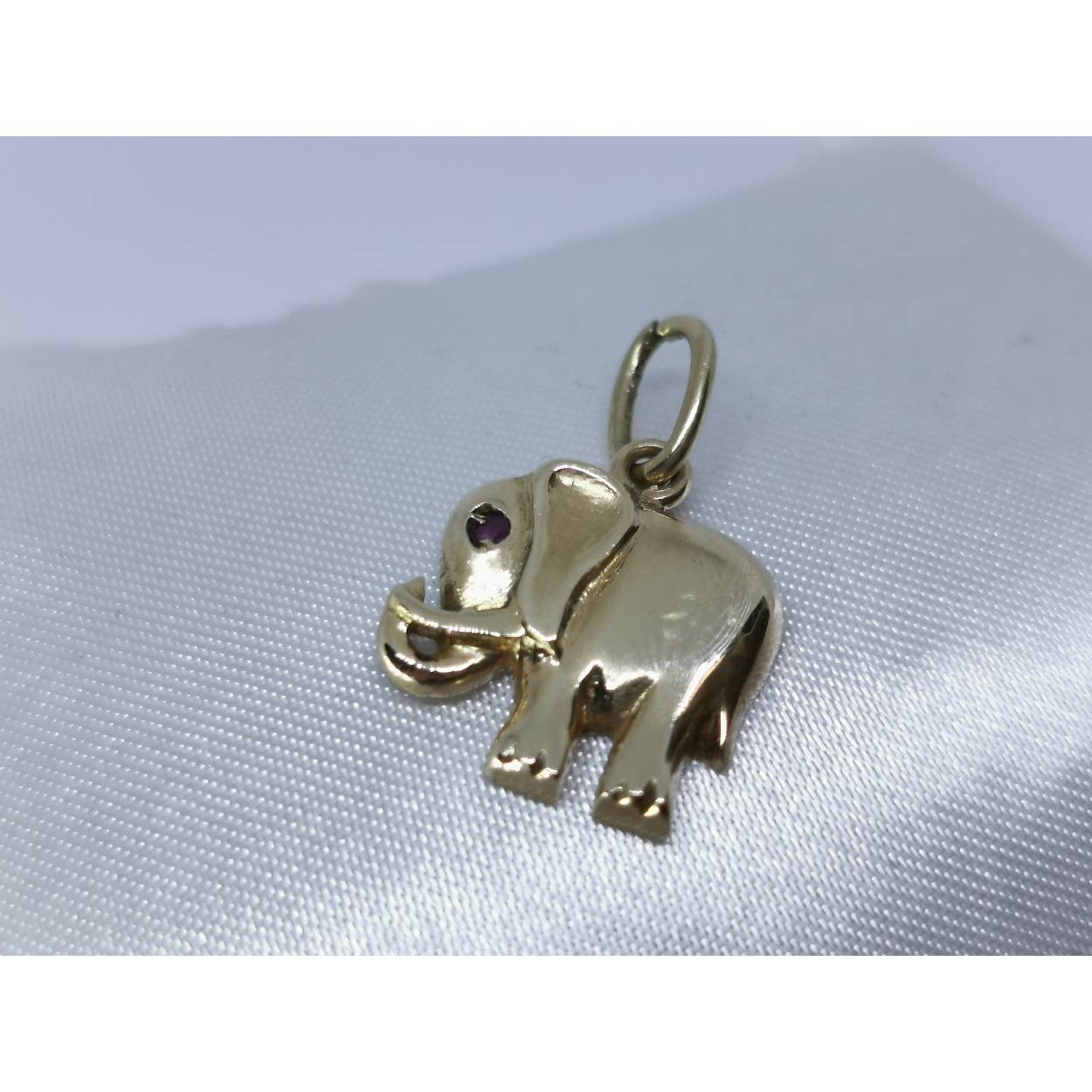 14 Karaat geel gouden hanger/bedel in olifant vorm. Het oog is een Robijn. Leuk te combineren met een collier uit onze brede assortiment! 