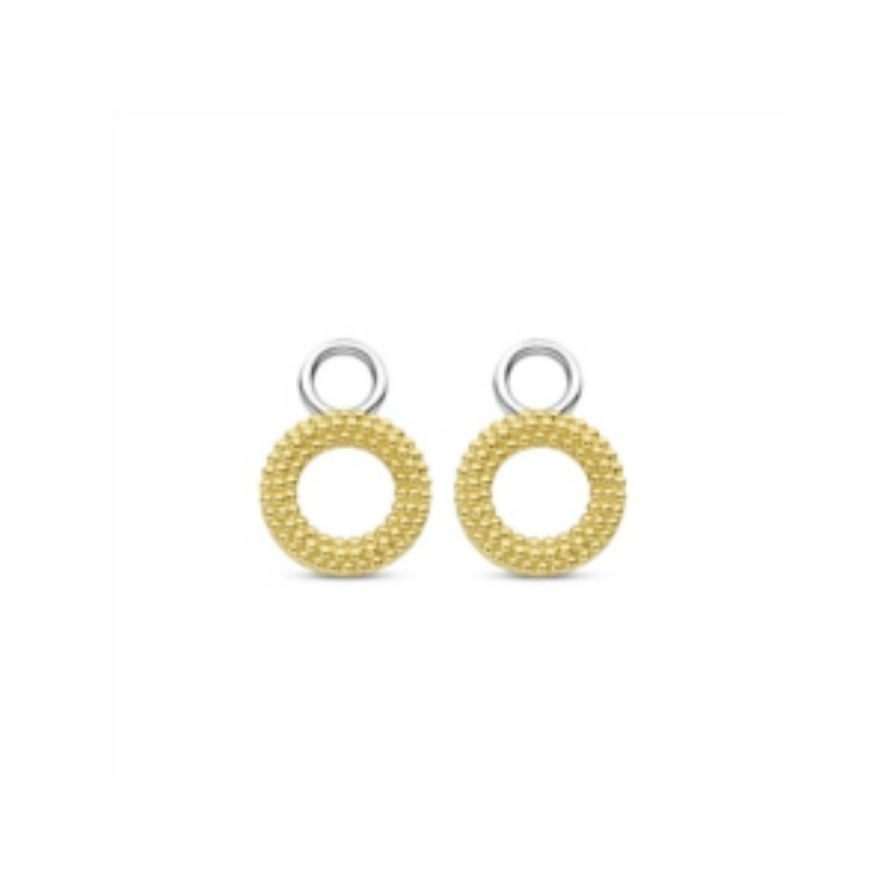 Deze TI SENTO vergulde zilveren cirkelvormige oorbedels 9254SY zijn gedecoreerd met kleine bolletjes. De bedels zijn vervaardigd uit 925 sterling zilver en plated met geelgoud. Hang ze aan je favoriete hoepeloorbellen, combineer ze met andere kleuren en vormen en creëer je eigen stijlvolle ear-party.