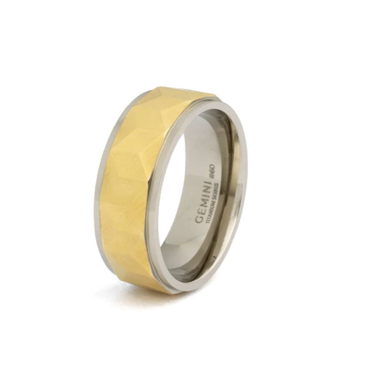 Deze Timor Silver Gold ring bestaat uit twee lagen grade 2 titanium. Waarom hebben we voor titanium gekozen?
- Het is vederlicht
- Het is supersterk
- Het is een exclusief materiaal dat ook wordt gebruikt in raceauto's, motorboten en ruimtevaart

De ring heeft een comfortabele pasvorm en is zeer comfortabel om te dragen. Door het lichtgewicht titanium draag je deze ring zonder problemen dag in dag uit.

De naam 'Timor' is afgeleid van het Latijn en betekent 'een object dat angst inboezemt'. Dit is een verwijzing naar de ruwe, gefacetteerde afwerking aan de buitenkant van deze titanium ring.