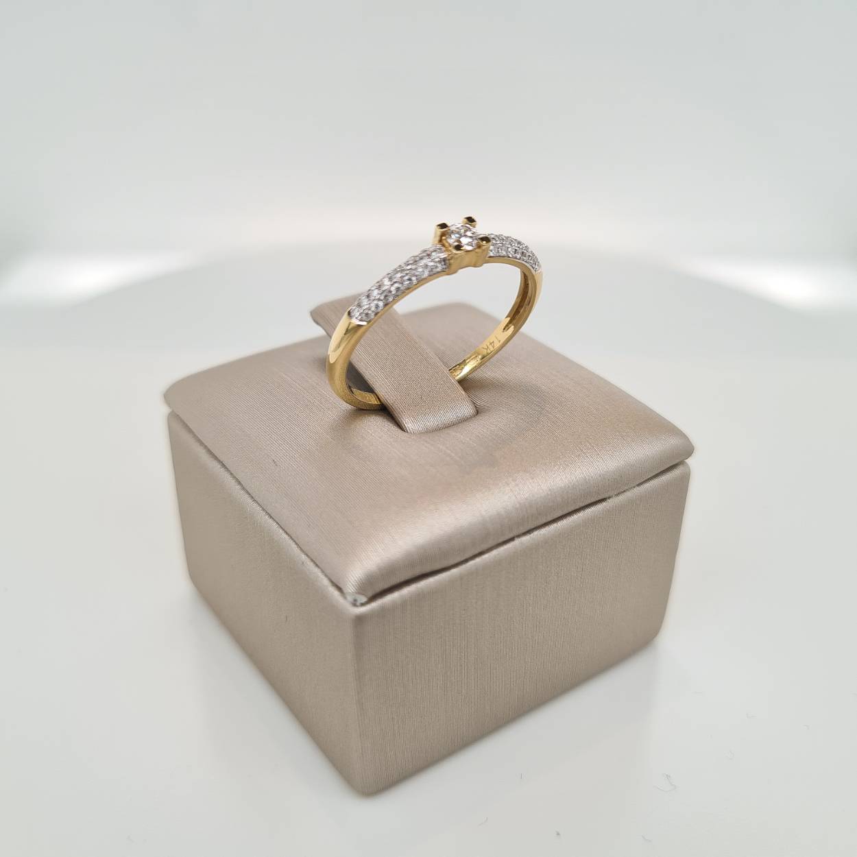 Prachtige 14krt gouden ring met diamant, 0,23crt H Si. 

De maat van de ring is 55 (17,5). Heeft u een andere maat, neem dan gerust contact met ons op.