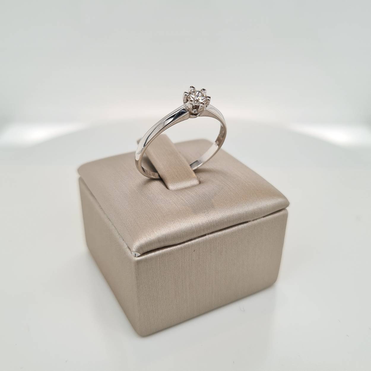 Prachtige 14krt witgouden solitaire ring met diamant, 0,23crt H Si. De maat van de ring is 58 (18,5). Heeft u een andere maat, neem dan gerust contact met ons op.