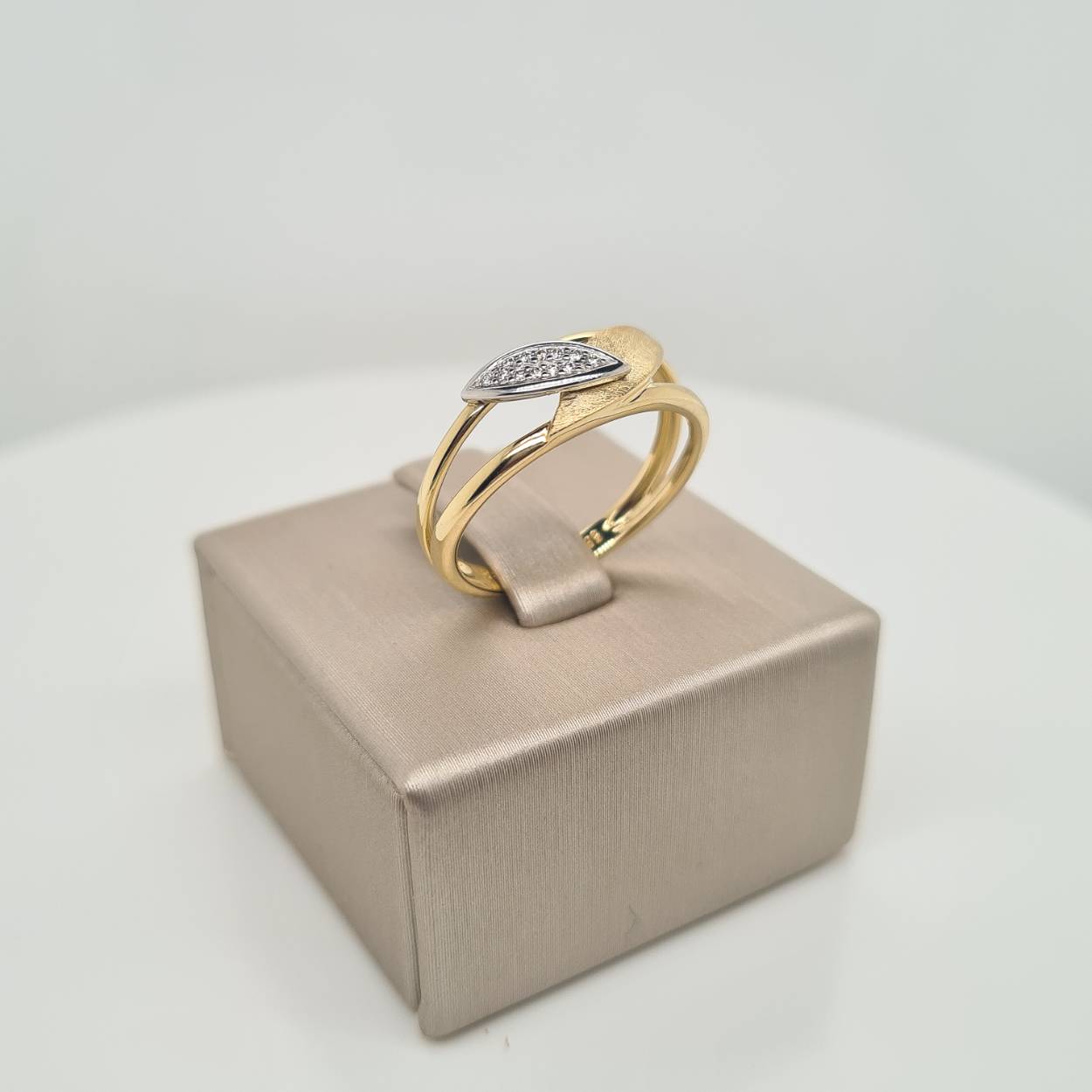 Prachtige 14krt gouden ring met diamant, 0,045crt H SI1. De maat van de ring is 56. 