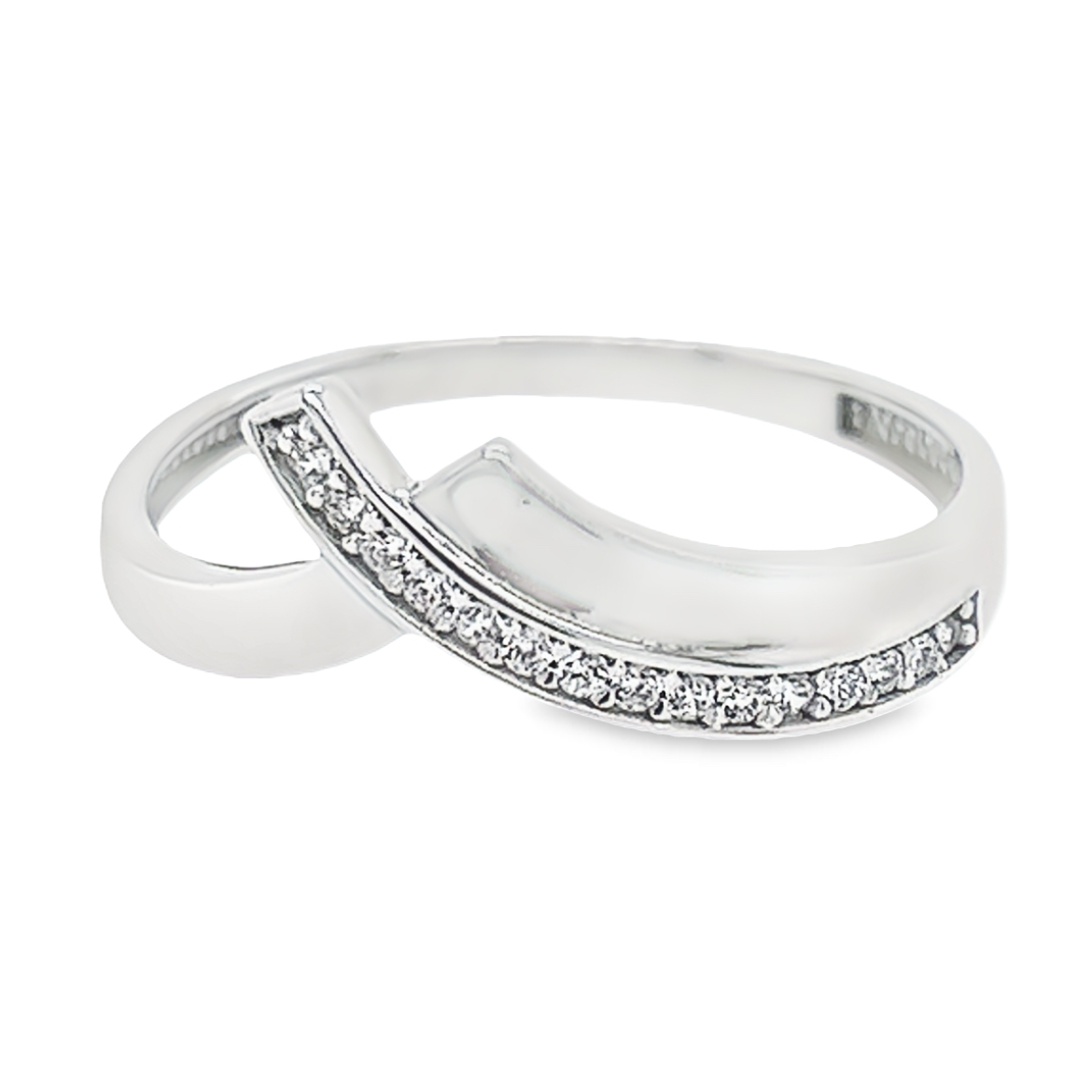 Deze witgouden ring heeft een fijne en sierlijke uitstraling. De steentjes zijn briljant geslepen zirkonia's. Deze ring is volledig glad gepolijst en iedere zirkonia steen is gezet tussen vier zetpootjes.