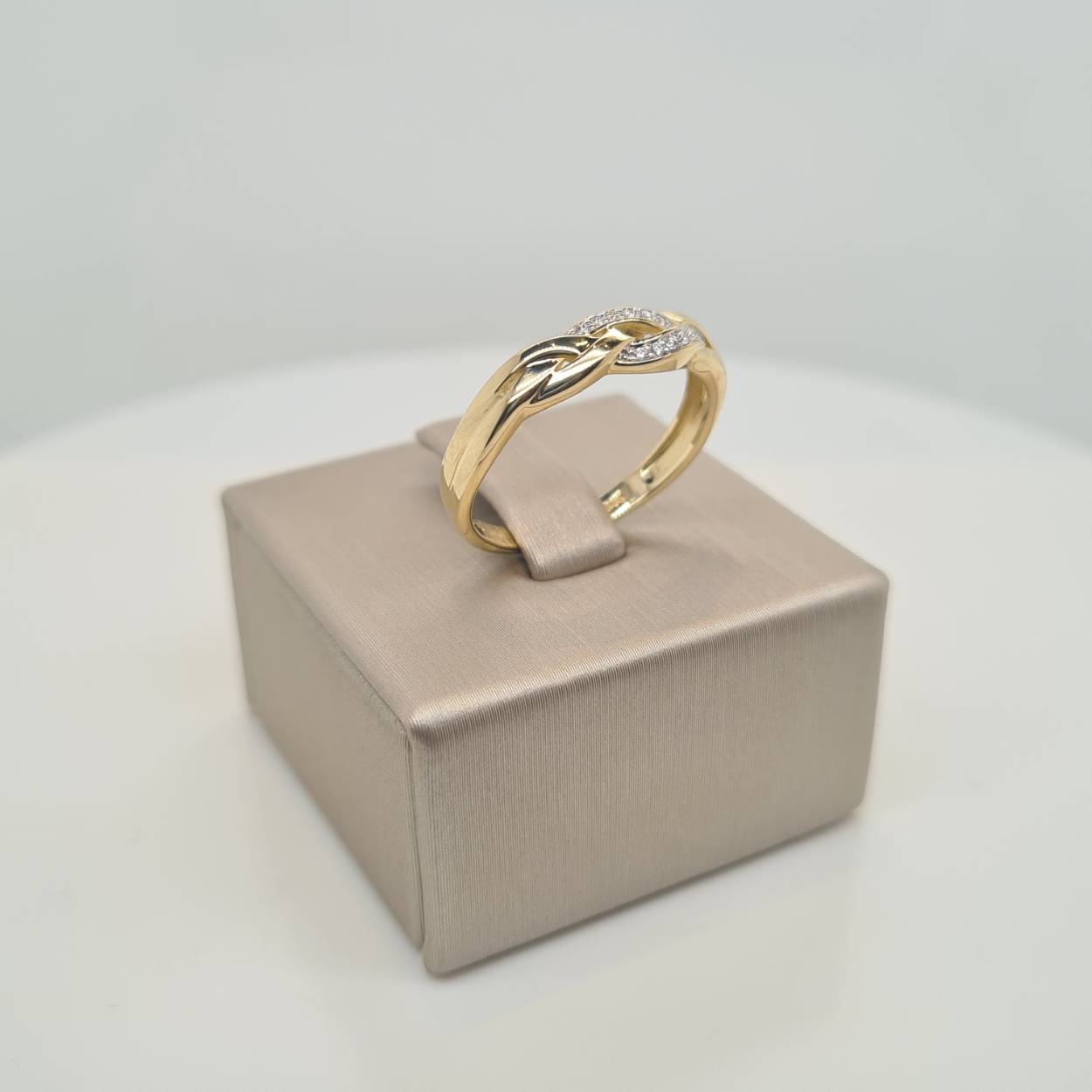 Prachtige 14krt gouden ring met diamanten 0,05crt H Si.

Deze ring is maat 55 (17,5), heeft u interesse in een andere maat? Neem dan contact met ons op