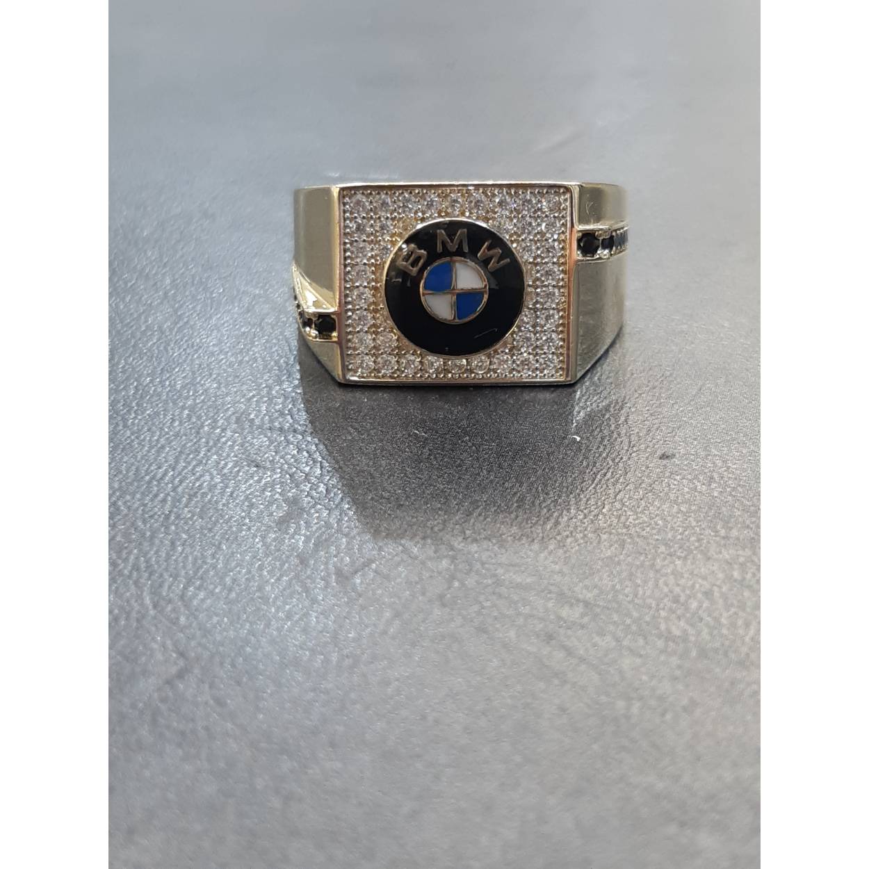 De gouden herenring met modelnummer BREA-JOY-0002733 is een verfijnd sieraad van 14 karaats goud, met een gewicht van 8,64 gram en maat 60. De glanzende afwerking versterkt de goudkleur. Ideaal voor elke gelegenheid; draag hem alleen voor een klassieke look of in combinatie met andere accessoires voor een moderne uitstraling.