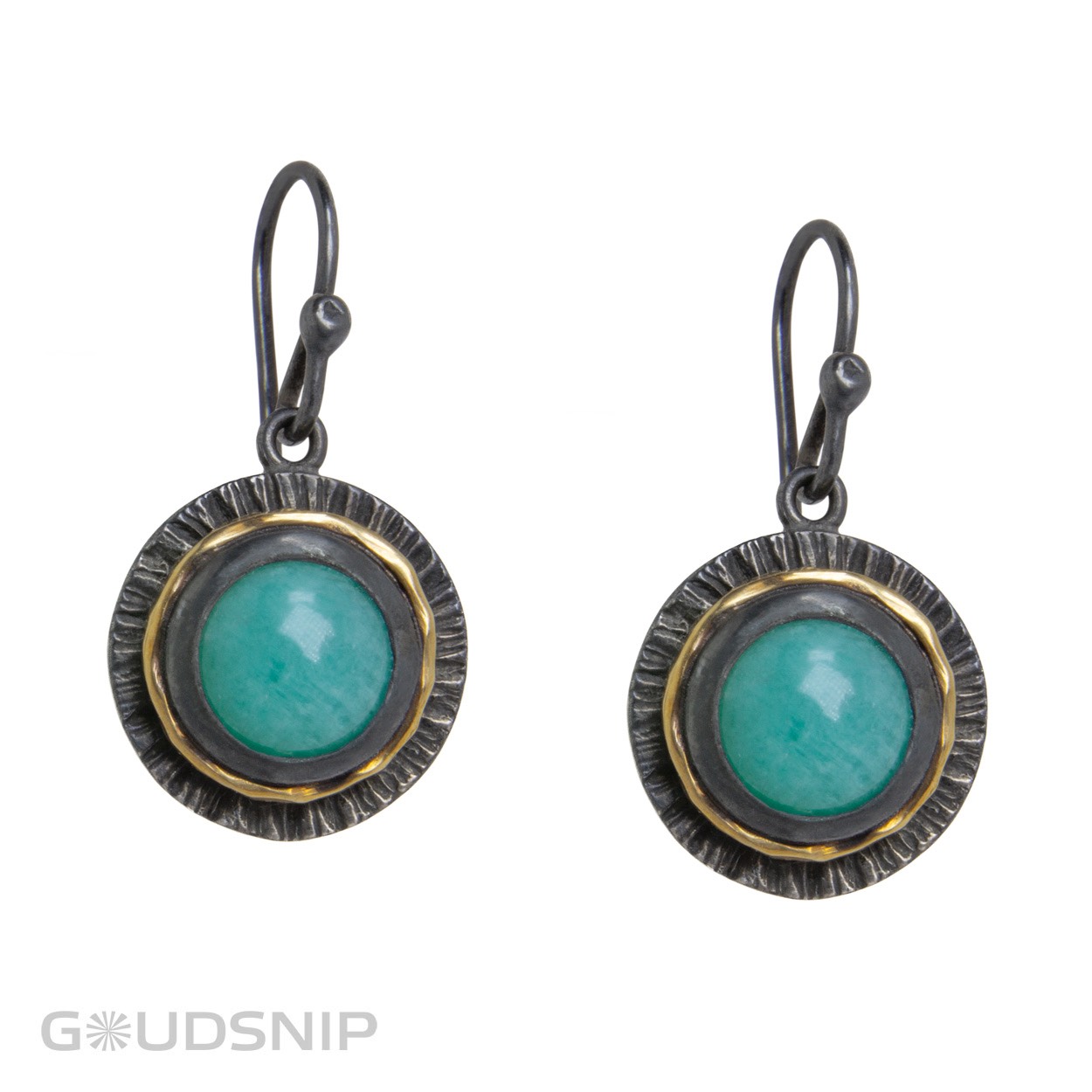 Handgemaakte geoxideerd zilveren oorhangers met amazoniet. Deze oorsieraden zijn ontworpen en vervaardigd in ons atelier. 