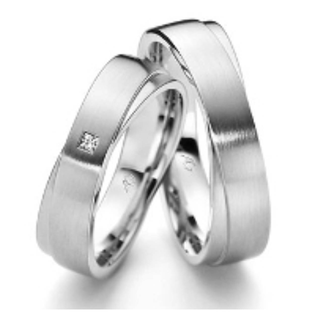 585 witgouden trouwringen, mat, 6.3 mm breed cross-over
De damesring is gezet met 0.025ct Princess