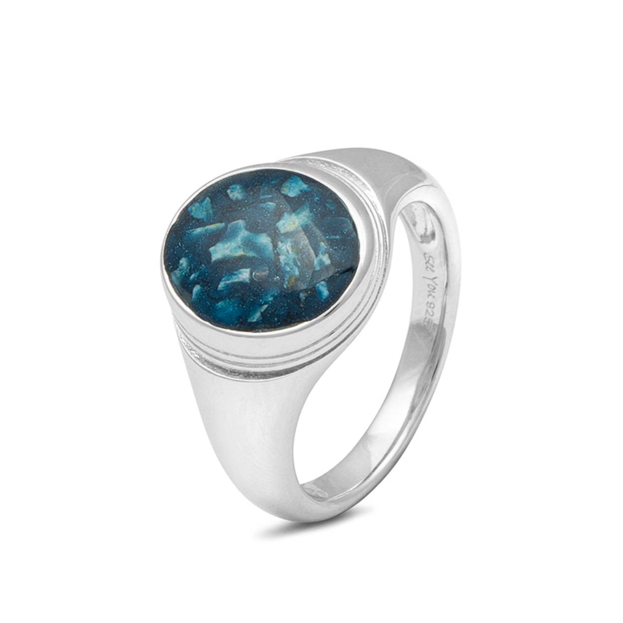 Gedenksieraden: Samen Herinneren, Voor Altijd Dichtbij

Een gedenksieraad is m&eacute;&eacute;r dan een sieraad. Het is een tastbare herinnering aan een dierbare die u mist, een symbool van liefde, verbondenheid en troost.

Bij het ontwerpen van een gedenksieraad staat uw verhaal centraal. In alle rust nemen we de tijd om samen met u iets persoonlijks te cre&euml;ren, een sieraad dat past bij uw herinnering, uw gevoel en uw wensen. Of het nu gaat om een hanger met een vingerafdruk, een ring waarin as of haar wordt verwerkt, of een subtiel symbool met een diepe betekenis: u bent van harte welkom om mee te denken en betrokken te zijn bij elke stap.

Wilt u aanwezig zijn bij het vullen van het sieraad met as of haar? Dat kan. We bieden u de mogelijkheid om in alle rust en privacy dit bijzondere moment mee te beleven, zodat u met een gerust hart weet dat het met zorg en respect gebeurt.
We luisteren, adviseren en maken met liefde een uniek sieraad dat voor u van onschatbare waarde is.

Samen ontwerpen. In liefde herinneren. Voor altijd koesteren.