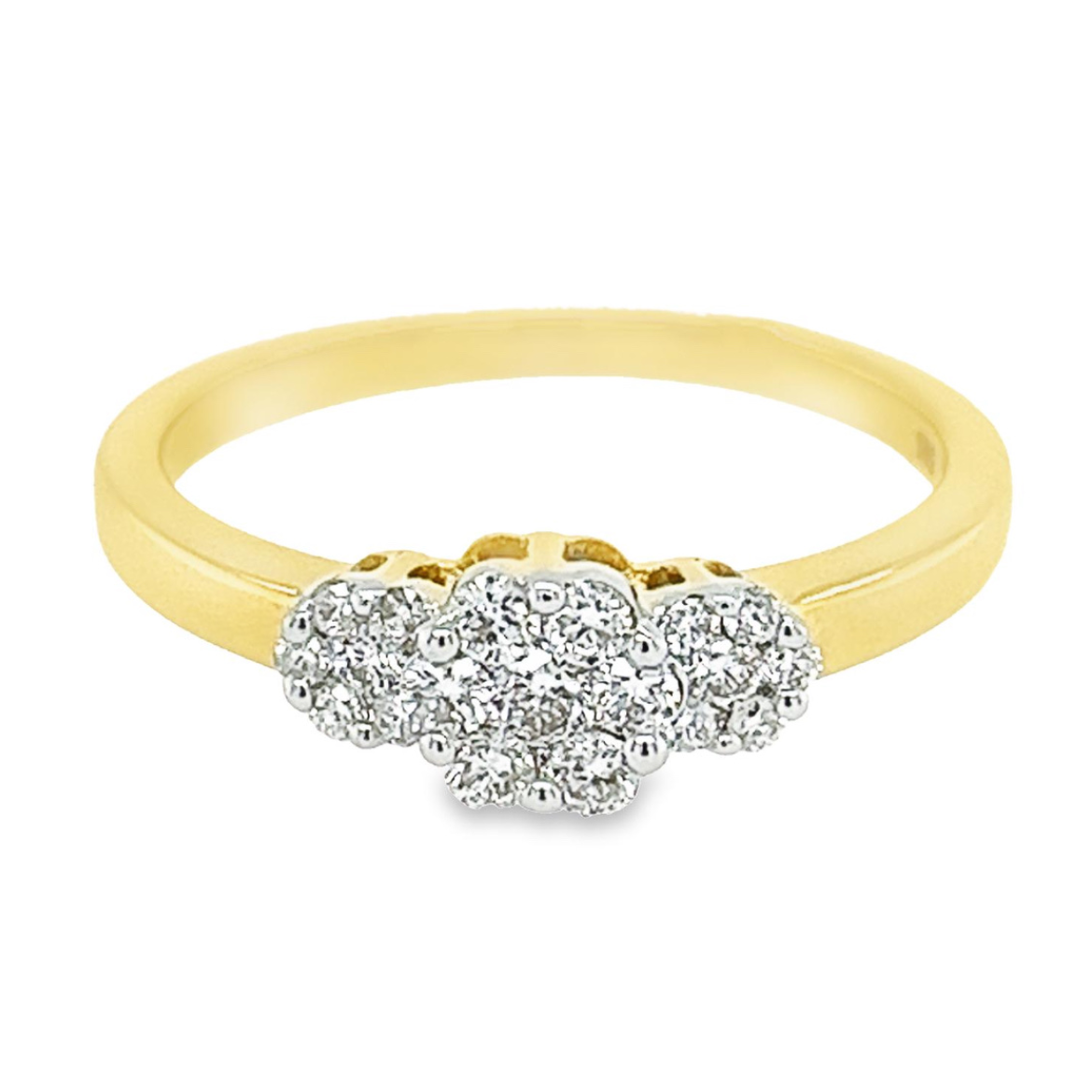 Deze geel gouden ring heeft een werkelijk schitterende uitstraling. De meerdere briljant geslepen diamanten zorgen voor deze prachtige schittering. Het totaal karaat gewicht is 0,30 en de briljanten zijn van mooie kwaliteit met zuiverheid SI1. De zetpoten zijn van bovenaf witgoud van kleur waardoor de briljant schittering extra mooi wit van kleur is.