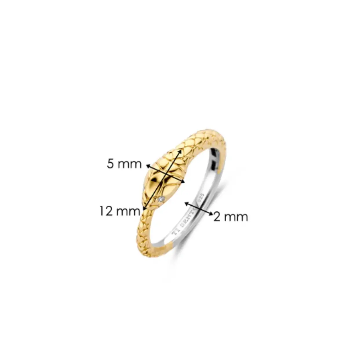 Ervaar de betoverende allure van de TI SENTO vergulde slangenring 12354SY. Gemaakt van 925 sterling zilver en verguld met glanzend geel goud, heeft dit fascinerende sieraad een verfijnd slangendesign. De ogen van de slang, met fonkelende witte cubic zirconia stenen, stralen een sprankelende charme uit. Als tijdloos symbool van transformatie en vernieuwing heeft de slang altijd een diepgaande fascinatie gehad. Deze ring is een moderne interpretatie van dit oude symbool, en biedt een vleugje mysterie en elegantie. Laat deze ring het pronkstuk van je outfit zijn. Draag hem alleen voor een gedurfde look of gecombineerd met andere TI SENTO ringen voor een samengestelde look die zelfvertrouwen uitstraalt. Vakkundig vervaardigd voor gevoelige huiden, zorgt deze nikkelvrije en hypoallergene ring voor blijvend comfort en kwaliteit.

