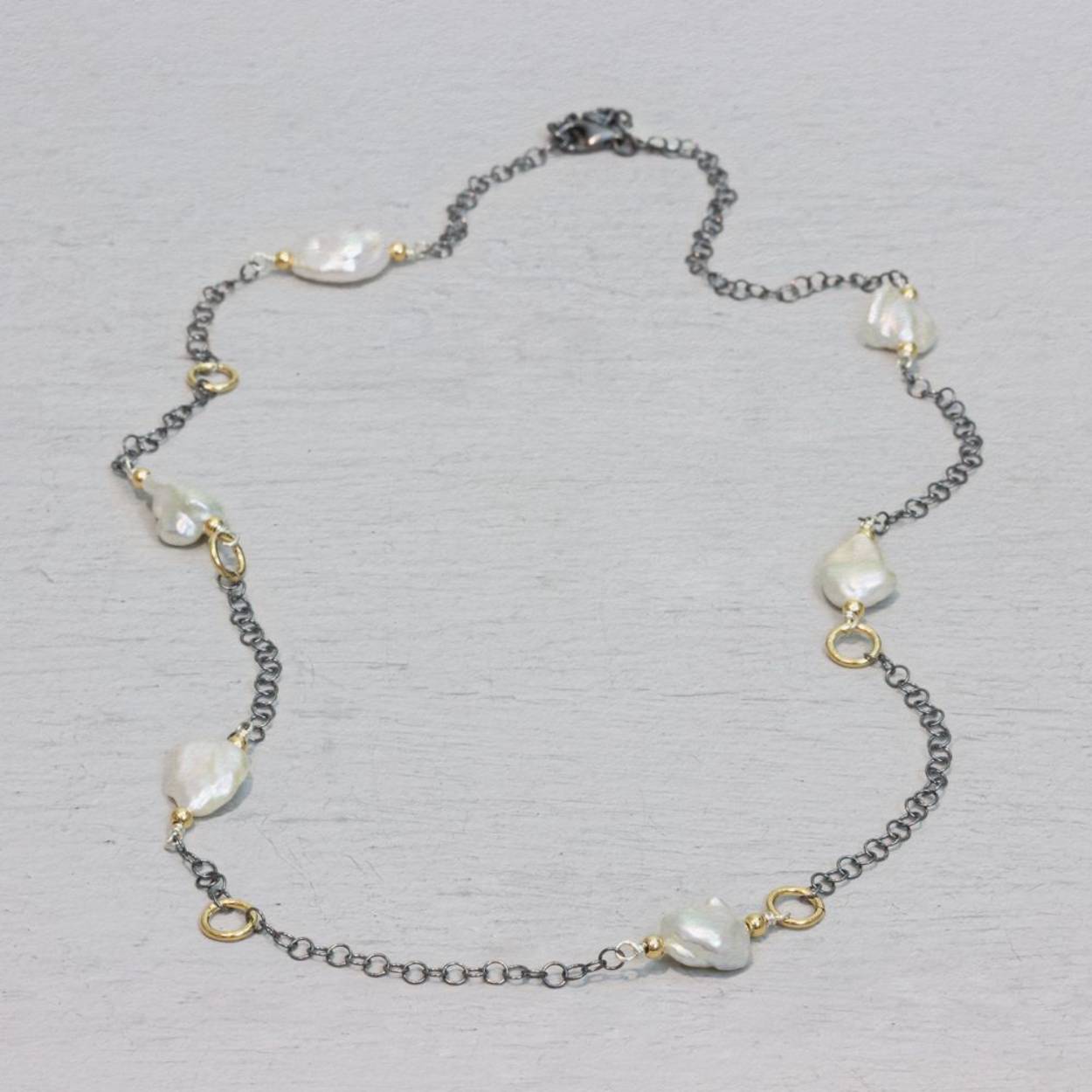 Collier met parels gemaakt van Goldfilled in combinatie met 925 geoxideerd sterling zilver. Een prachtig collier van Jéh Jewels die gecombineerd kan worden met een paar oorbellen, armband of ring.