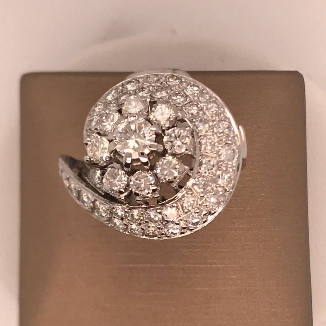 prachtige witgouden ring, uitgevoerd met diamanten in een uniek design. 18karaat goud.          BIJNA ALLE RINGEN KUNNEN OP MAAT WORDEN GEMAAKT!