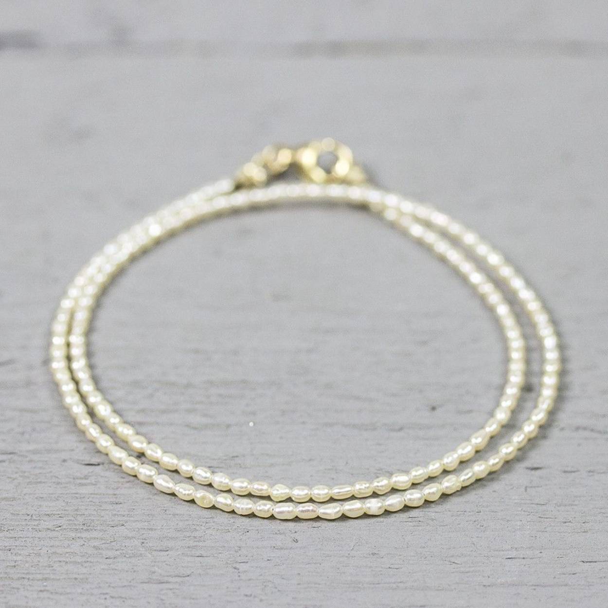 Collier uit de Mix & Match-collectie van Jéh Jewels, gemaakt van 925 sterling zilver met l parel 4 mm. Deze parel wordt gevormd door de zoetwater oester en brengt emoties in evenwicht. Een prachtig sieraad om te zien met een bijzondere betekenis.