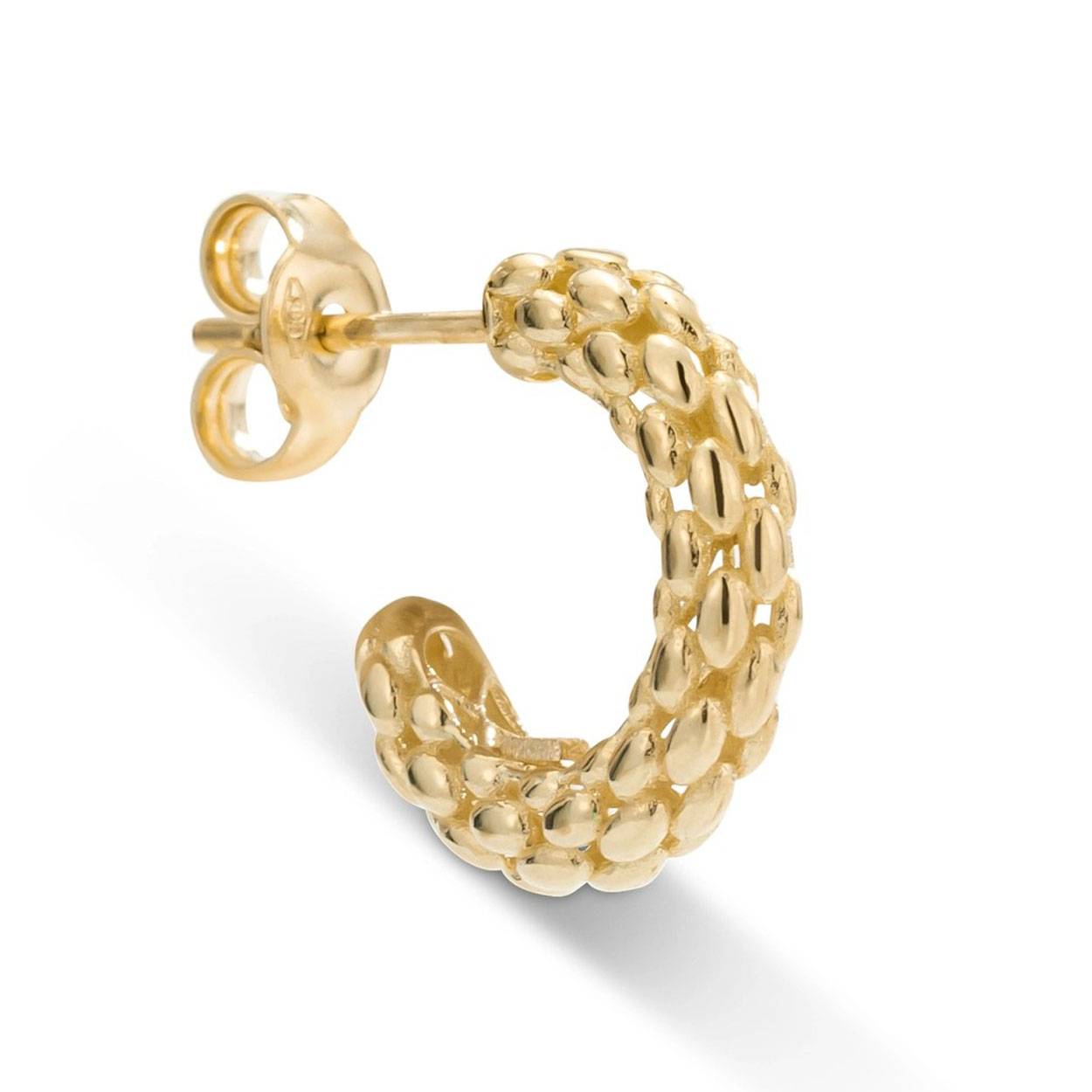 Deze 14krt geelgouden oorstekers, modelnummer 1483-O-Geel, zijn stijlvolle halve ringen met een diameter van 13,2 mm en een breedte van 3 mm. Ze zijn nikkelvrij, glanzend en gemaakt van 14 karaat goud. Deze schitterende oorbellen zijn perfect om dagelijks te dragen of om een speciale gelegenheid meer glans te geven.