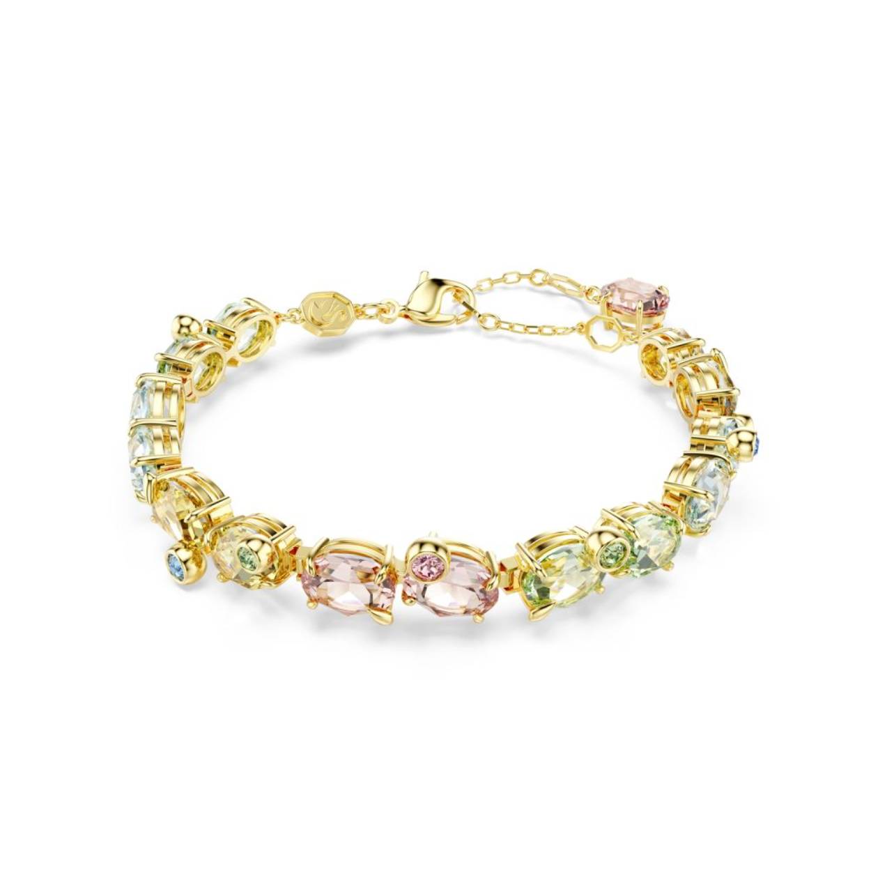 Deze vrolijke Gema-armband is met zijn sprankelende mix van kleuren perfect om uw speelse kant te laten zien. Het ontwerp met goudkleurige toplaag is voorzien van een rij grote kristallen in verschillende levendige tinten, omringd door kleinere kristallen in een vreugdevolle ‘bubble’ klauwzetting. De vakkundige slijpvormen en levendige kleurencombinaties benadrukken de energie en het licht in uw stijl. Combineer de armband met een bijpassende hanger om elke outfit een stoutmoedig accent te geven.