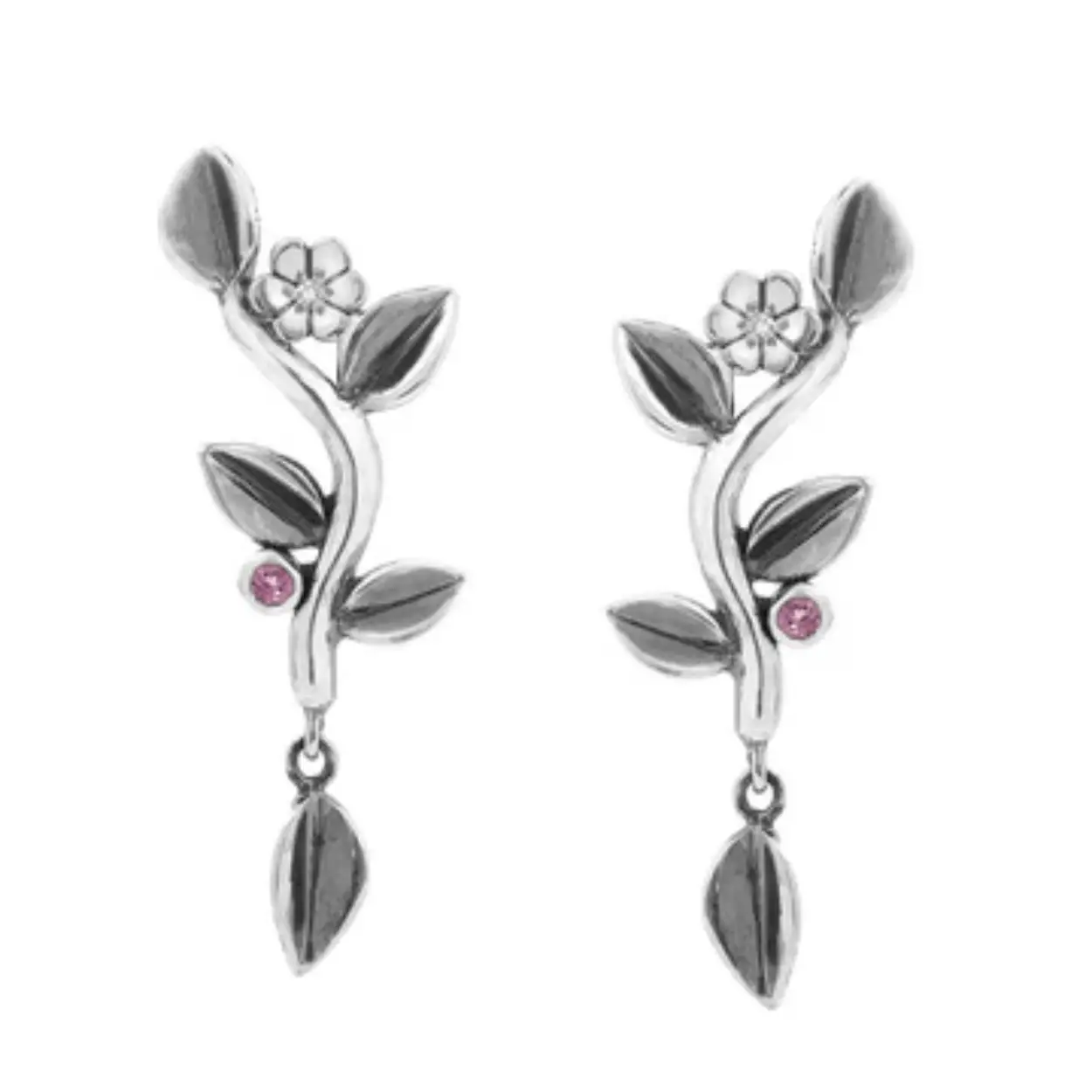 Deze sterling zilveren oorbellen hebben een lengte van +/- 2,8 cm. Ze zijn versierd met geoxideerde blaadjes, een 1,5 mm ronde roze toermalijn en in het bloemetje een 1,5 mm ronde zirkonia.
