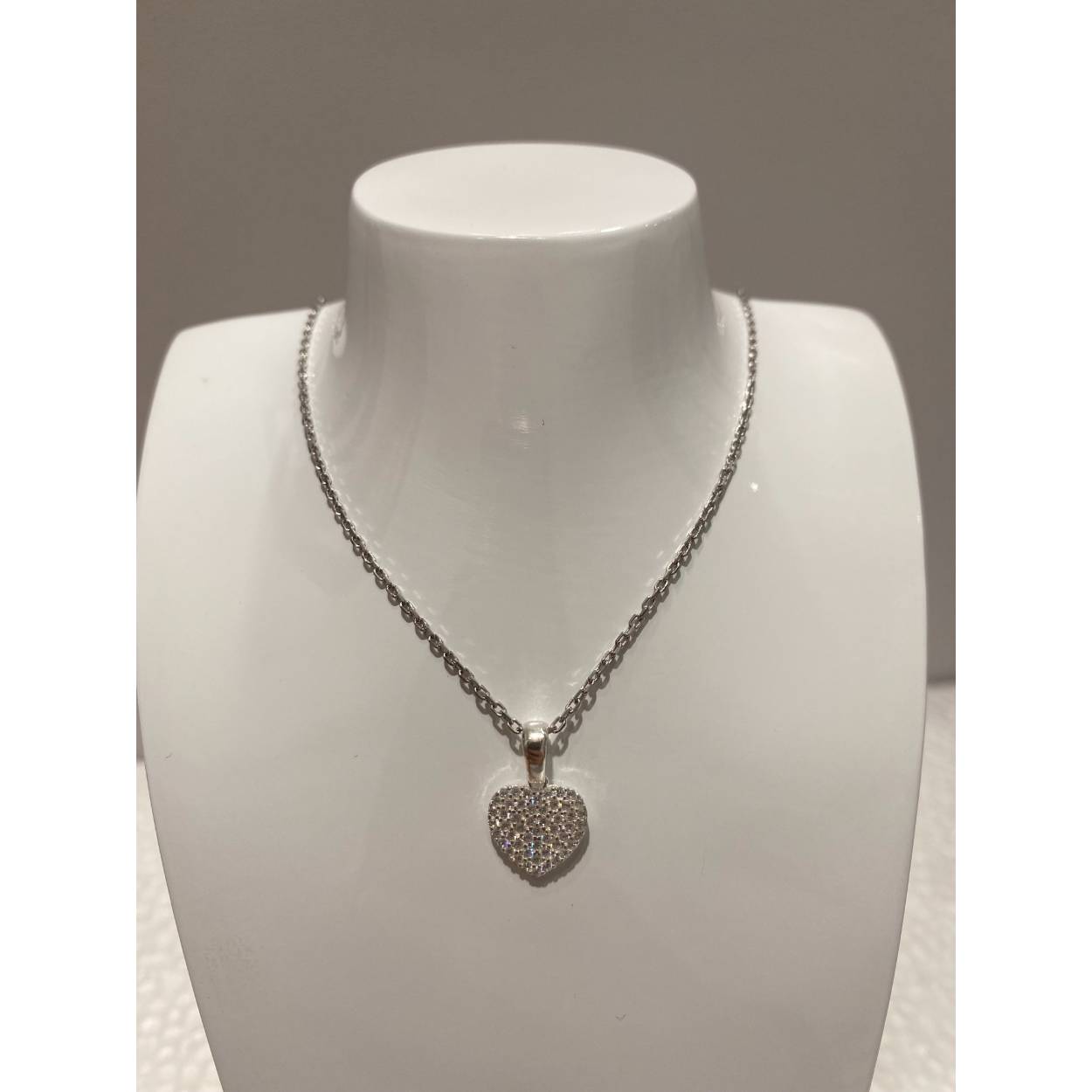 Zilveren collier met hanger hart bezet met zirkonia. Anker ketting. 