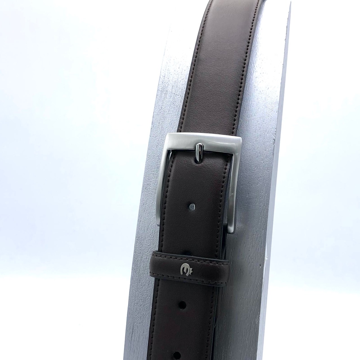 Stevige bruine leren riem van Esquire. De gesp is geborsteld nikkel. 
De riem is aan beide zijkanten gestickt.
De riem is 3,5 cm breed en de lengte van de riem (110 cm) kan worden aangepast door middel van een schroef bij de gesp. Hierdoor is het mogelijk de riem letterlijk korter te knippen. 
Zo personaliseer je je eigen riem!