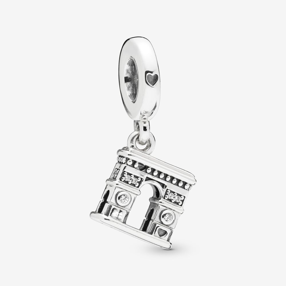 Draag deze hangende Arc de Triomphe-bedel van sterling zilver als hommage aan Parijs, of om terug te denken aan heerlijke reizen naar de lichtstad. Het gepolijste sieraad glinstert door de heldere stenen, terwijl de decoratieve milgrain versiering het chique Parijse ontwerp een architecturale uitstraling geeft. Zorg voor een opvallende styling door de bedel samen met andere reisbedels te dragen of laat hem bij een heel eenvoudige styling mooi tot zijn recht komen als symbool voor de dingen waar je van houdt.