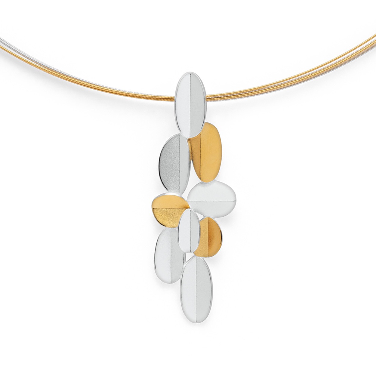 "Glittertind Collection" - een nieuwe, opvallende designlijn van de Noorse ontwerpster Kaja Gjedebo. Talrijke individuele decoratieve elementen van tweekleurig 925/- sterlingzilver en een zandmat oppervlak, die op bladeren lijken, vormen samen dit vrouwelijke designsieraad. Ideaal als set met bijpassende ring en oorbellen.
Kaja Gjedebo is de Noorse ontwerpster van het hoogtepunt van de collectie van dit jaar van Bastian Inverun. Haar ontwerpfilosofie drukt altijd haar verbinding met de natuur uit. De sieradenontwerper baseert zich op basisvormen die gereproduceerd kunnen worden, maar ook uit elkaar gehaald en weer in elkaar gezet kunnen worden om kleine sculpturen voor het lichaam te creëren. Op deze manier geeft ze vorm aan haar passie voor het creëren van kunstwerken die de schoonheid en persoonlijkheid van de drager benadrukken. "Ik word geïnspireerd door mijn ochtendwandelingen in het bos voor mijn voordeur, de architectuur en de stedelijke details. De eindeloze mogelijkheden van het vouwen van een stuk papier blijven me fascineren." (Kaja Gjedebo)