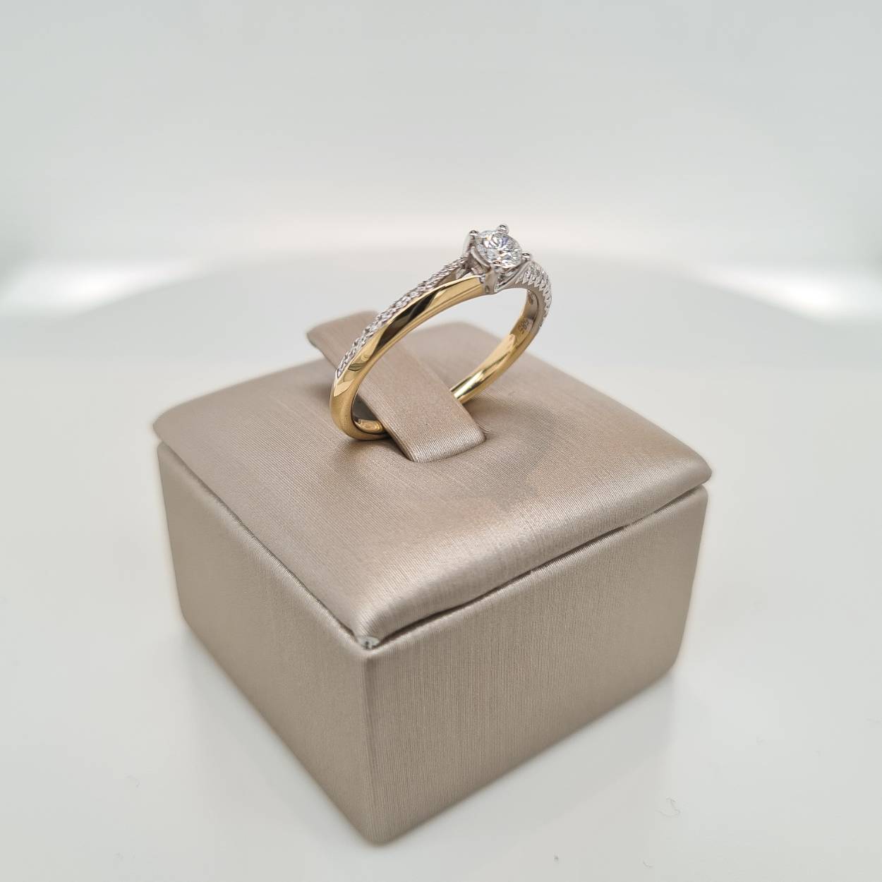 Prachtige 14krt bicolor gouden ring met diamant, 0,32crt G Si. 

De maat van de ring is 54 (17 1/4). Heeft u een andere maat, neem dan gerust contact met ons op.
