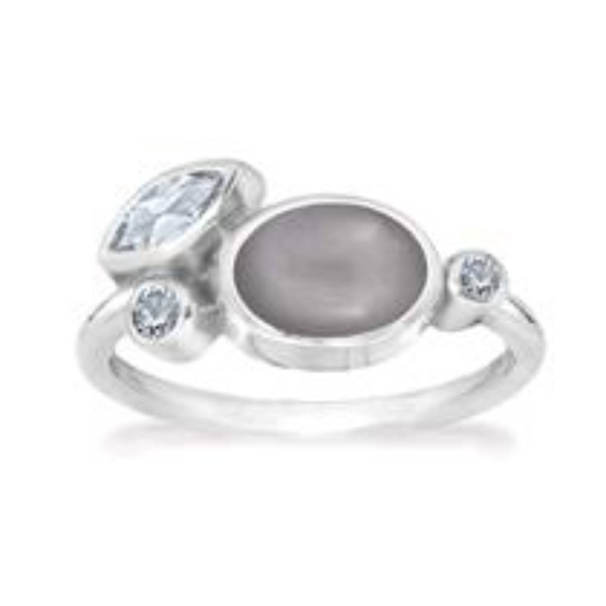 77703056 - Sterling zilver
Deze sterling zilveren ring bevat een 8 x 6 mm grijze maansteen in het midden. Om de steen heen bevinden zich een gefacetteerde blauwe topaas van 6 x 3 mm en twee ronde blauwe topazen van 2,5 mm en 2 mm.