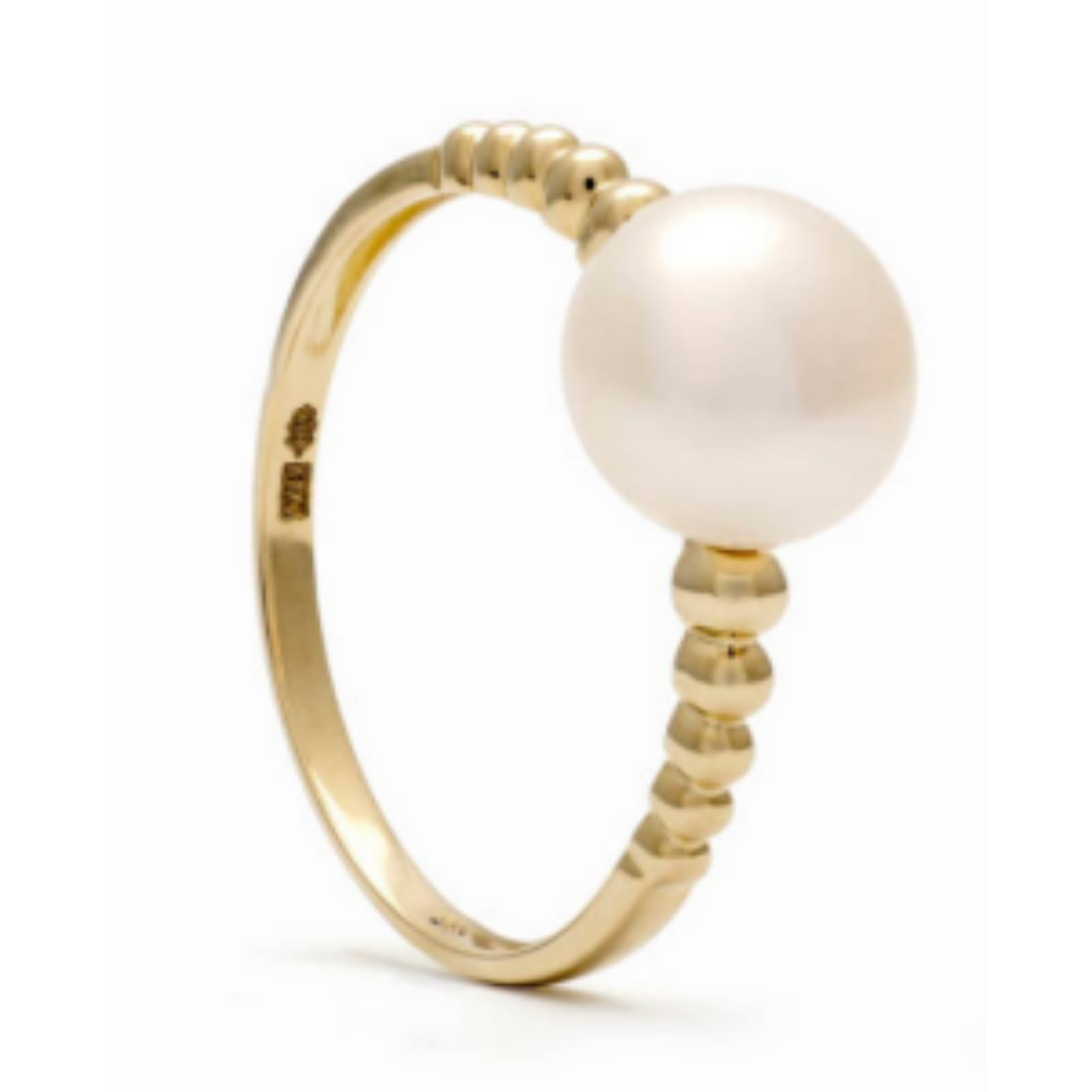 Hippe parelring met platte parel. Door het fijne model is deze ring ook mooi om wijsvinger of pink te dragen. De ring is onderdeel van een set. 