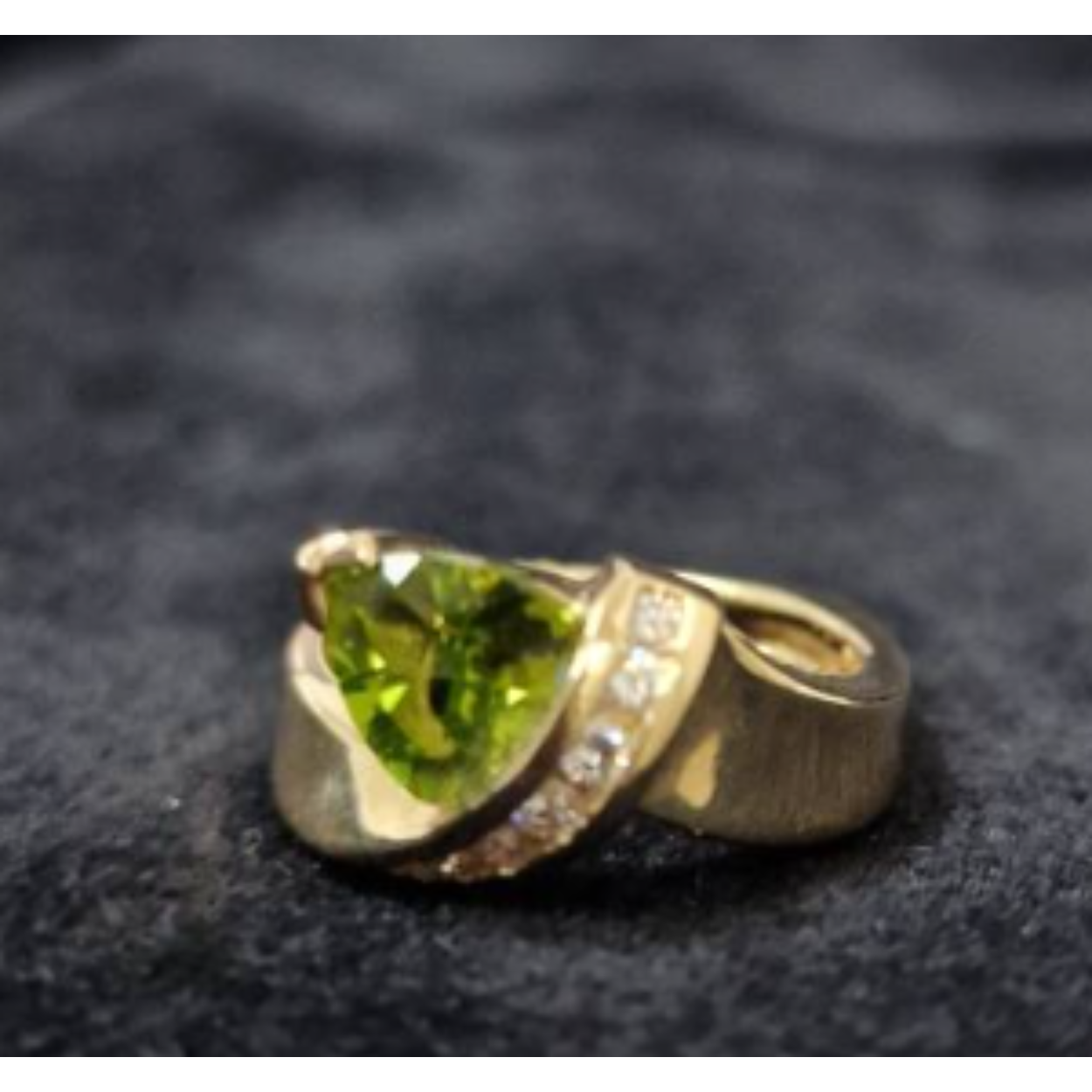 14k geelgouden ring met diamant en trillion geslepen Peridot